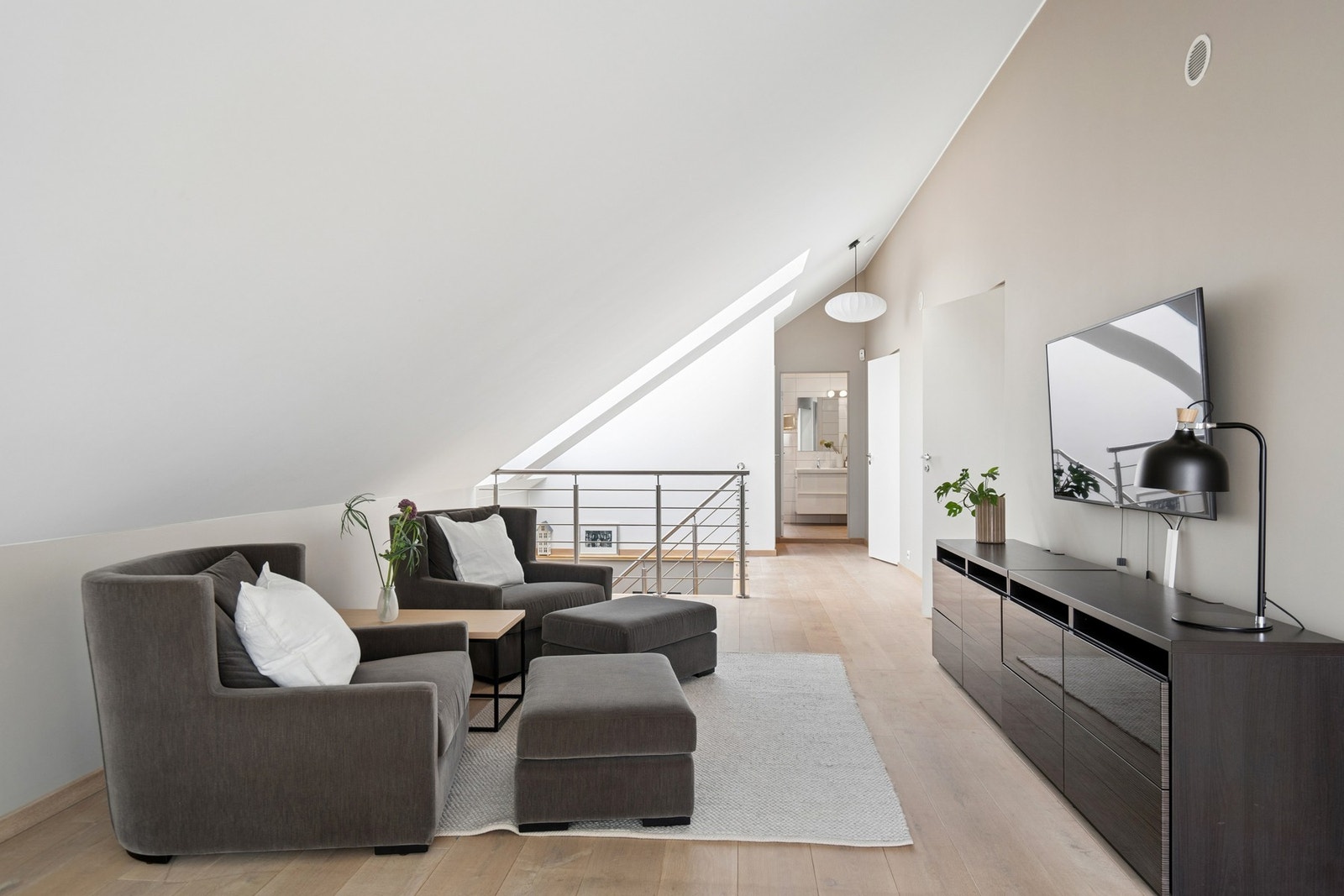 Fleksibelt areal i loftstuen med plass til en egen sittegruppe. Galleribilde