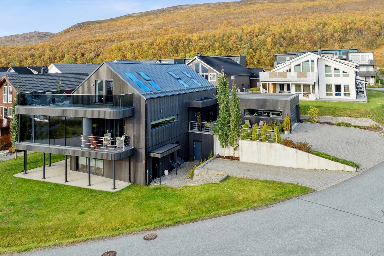 Moderne enebolig med spennende arkitektur og flere uteplasser. Galleribilde