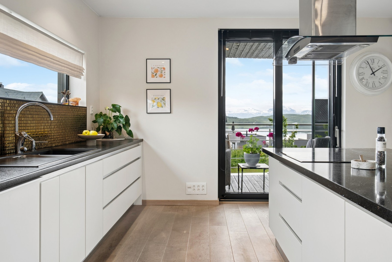 Fra kjøkkenet er det direkte utgang til en av boligens mange uteplasser. Galleribilde