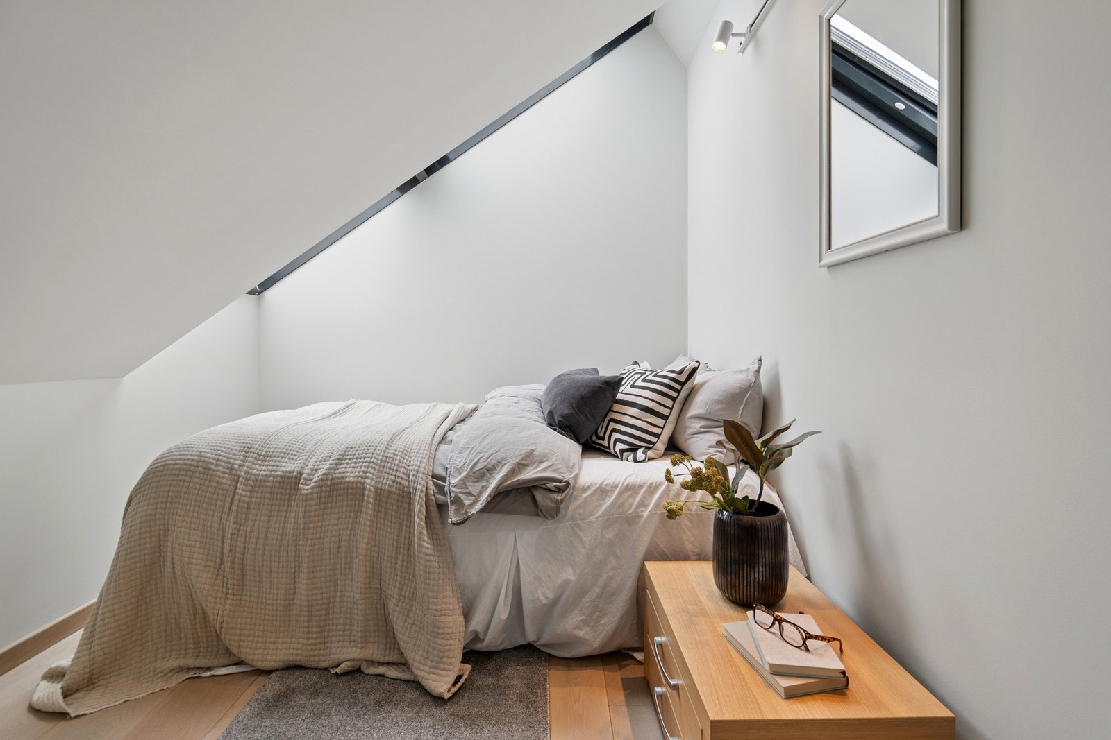 Kompakt soverom eller gjesterom, smart plassert under skråtaket. Galleribilde