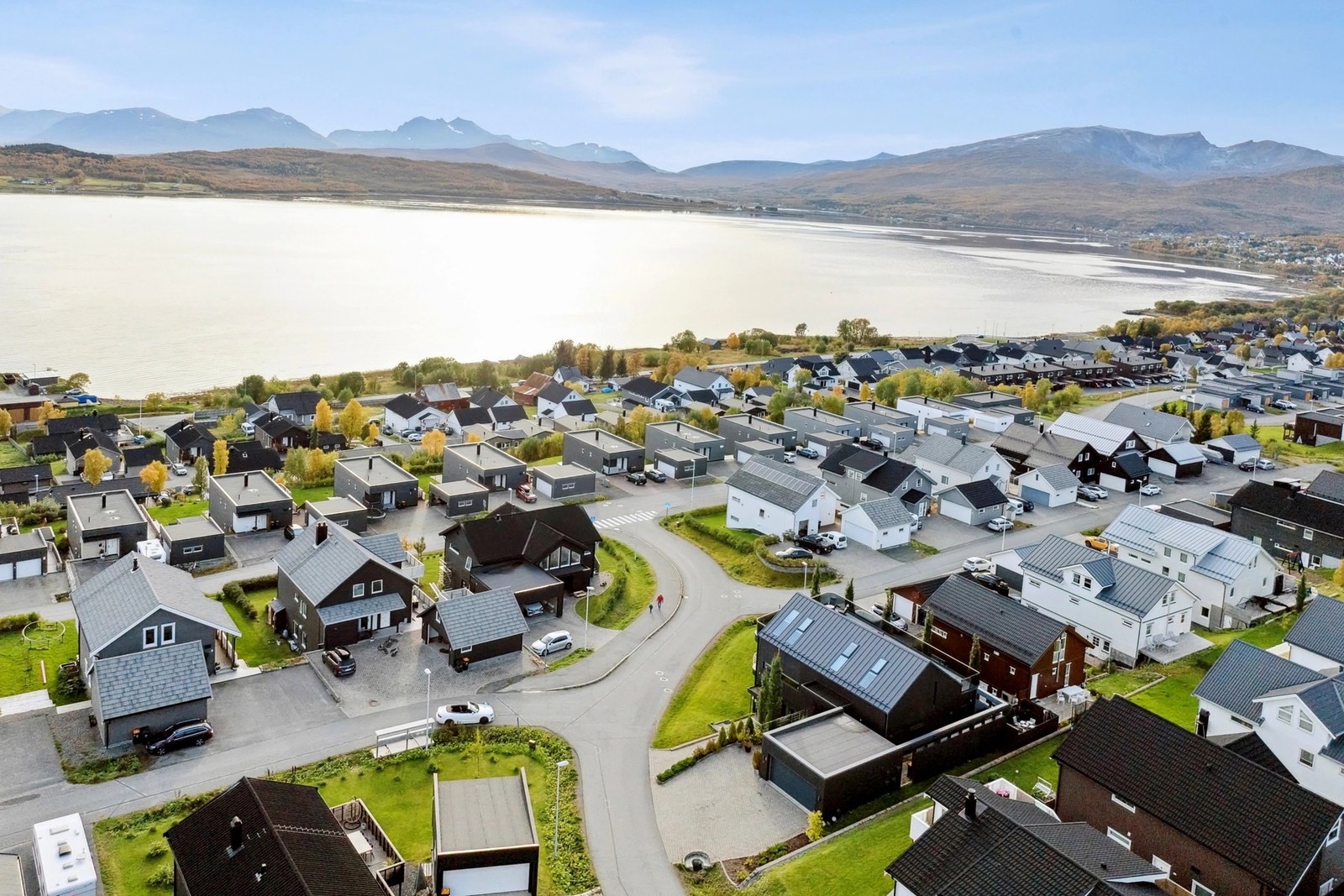 Fra eiendommen er det åpen utsikt over nærområdet og fjorden. Galleribilde