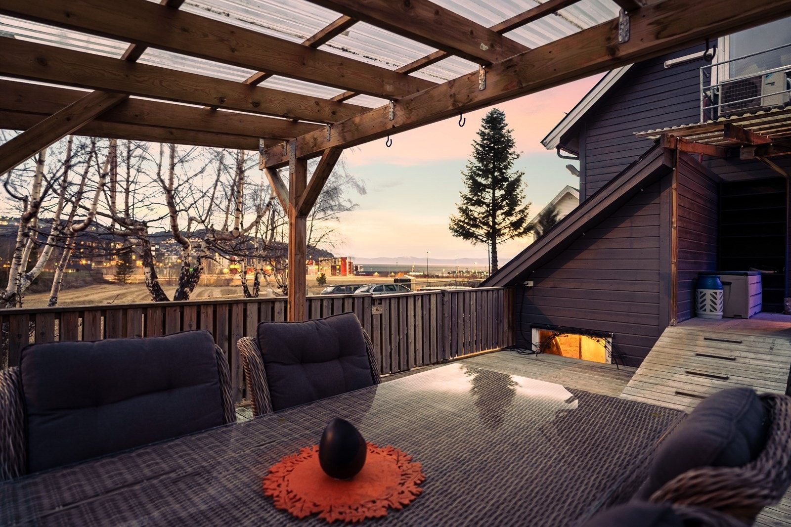 Stor og innbydende terrasse på 46 kvm med flere soner, perfekt for både rolige hverdager og sosiale sammenkomster Galleribilde