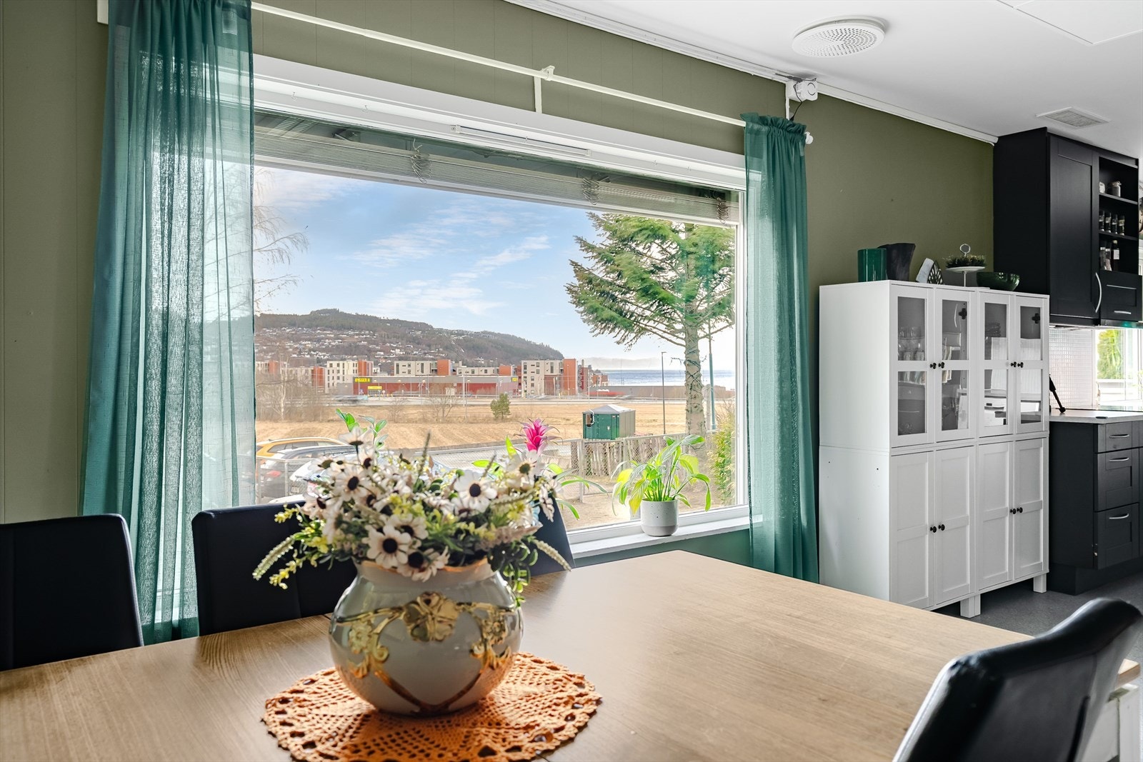 Åpen stue med store vindusflater Galleribilde