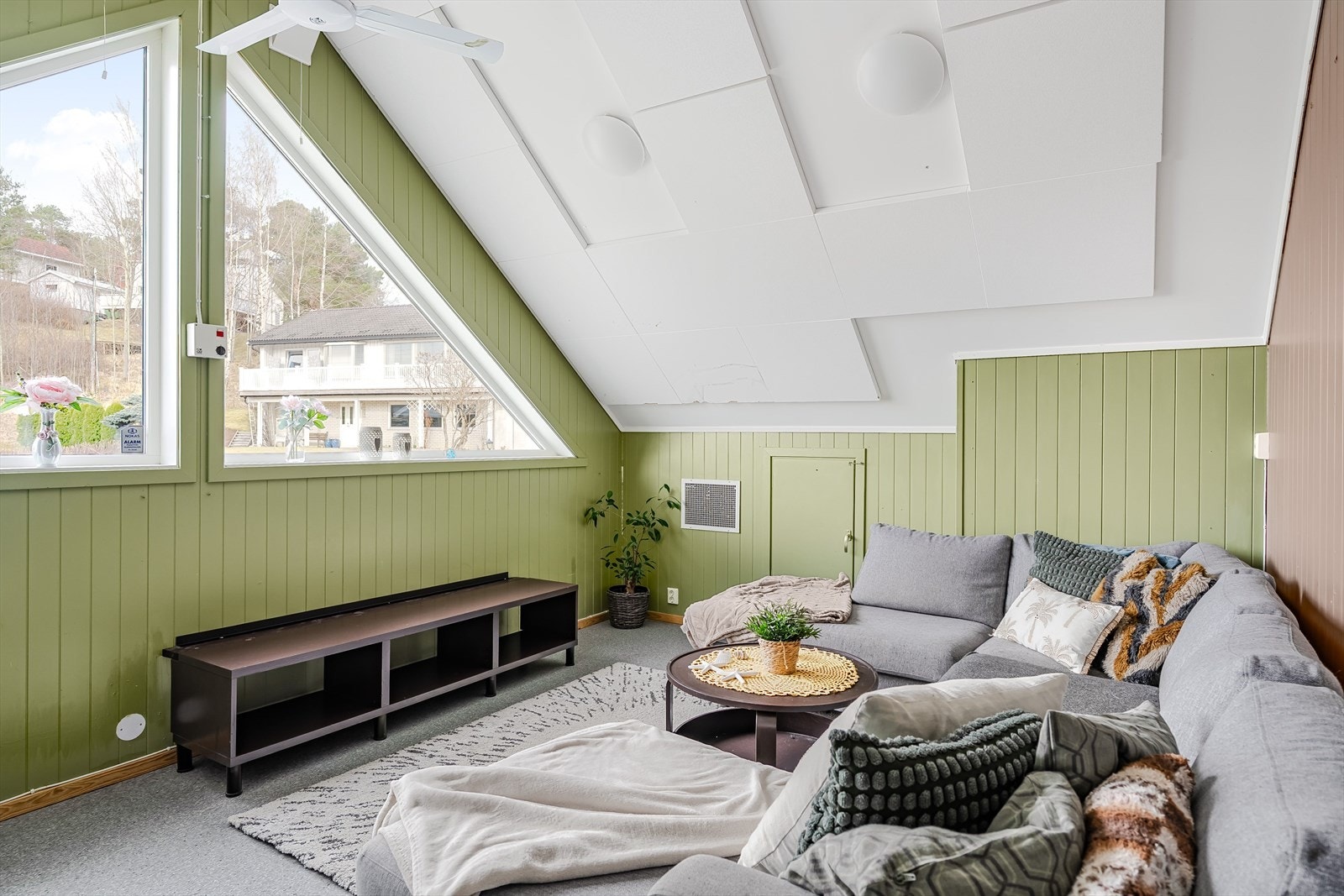 Store vindusflater gir et lyst og trivelig oppholdsrom Galleribilde