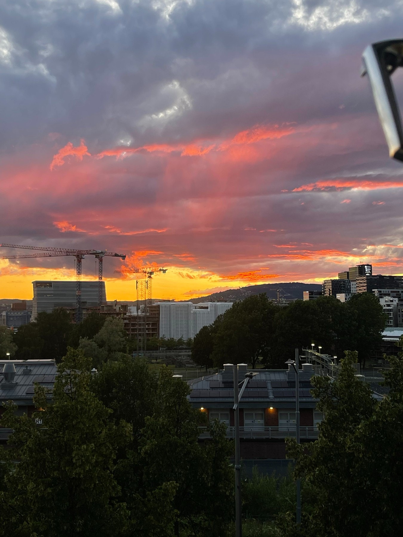 Fra stuen har du herlig utsikt året rundt, blant annet vakre solnedganger. Selgers privat bilde. Galleribilde