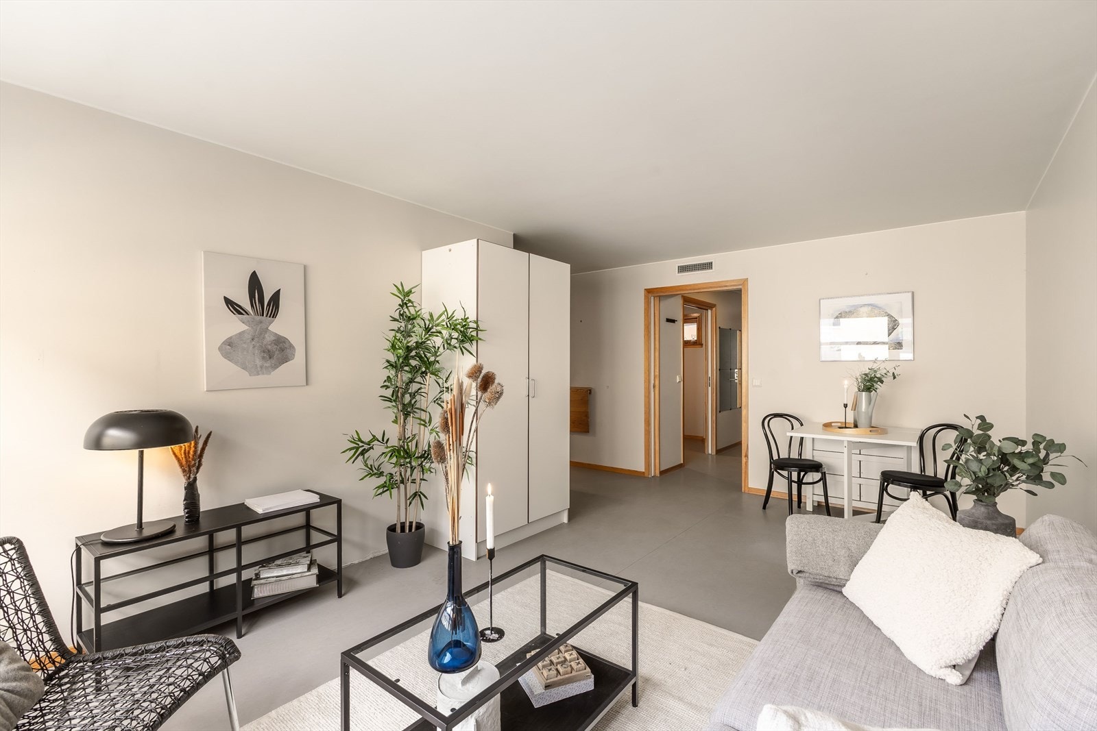 Stue med plass til sofa og spisebord m.m. Galleribilde