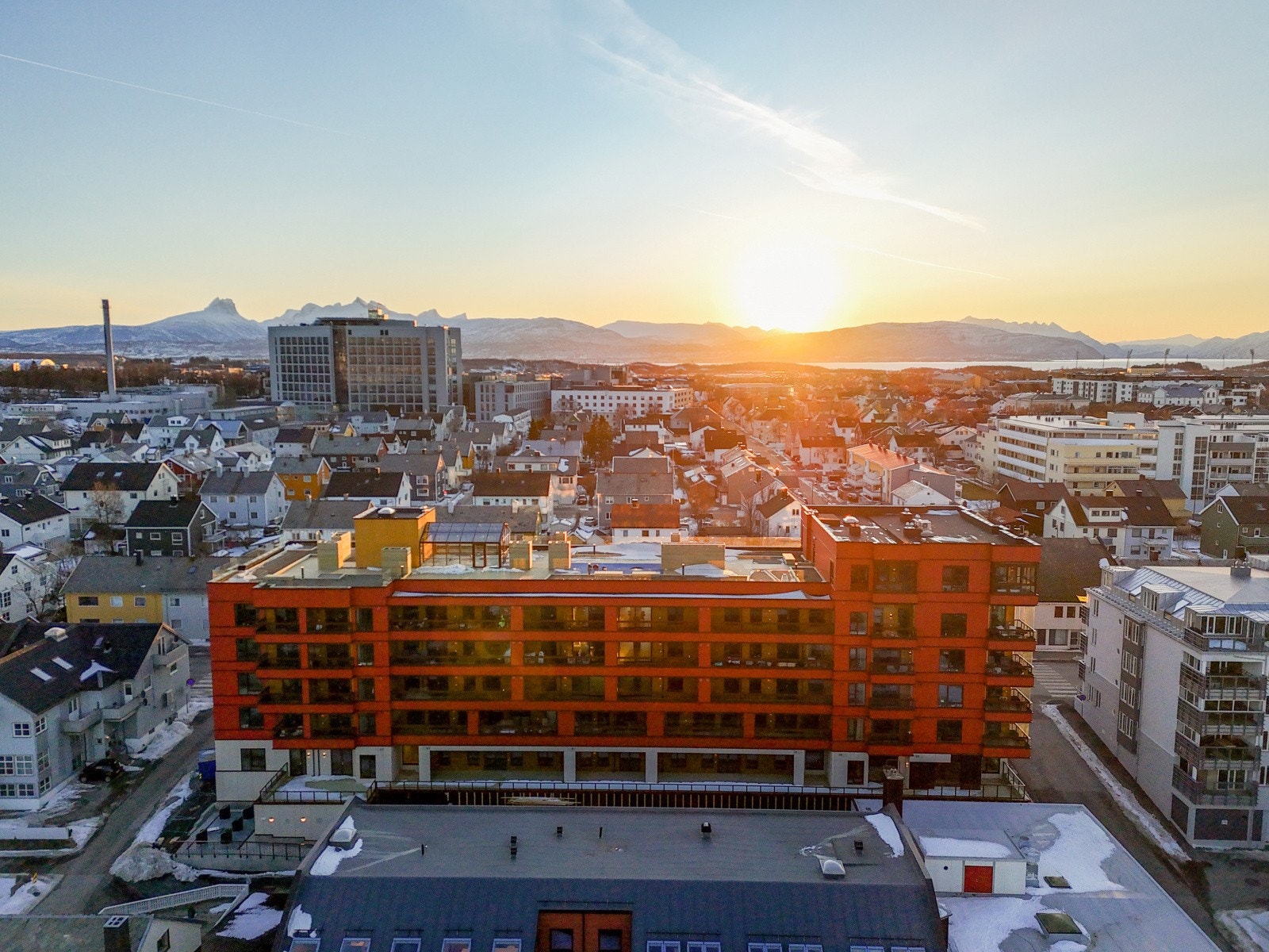 Solnedgangen over byen gir en varm glød til omgivelsene. Galleribilde