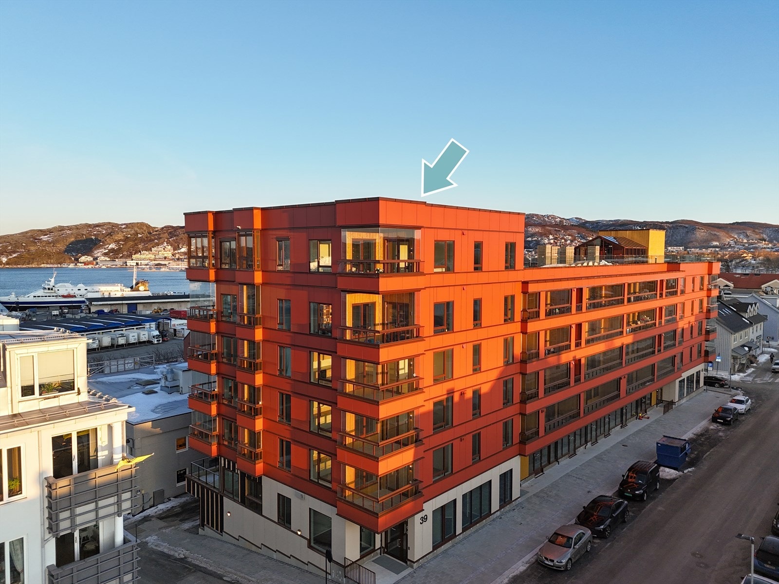 Leiligheten er plassert på hjørnet av bygningen, med fine sol- og utsiktsforhold. Galleribilde