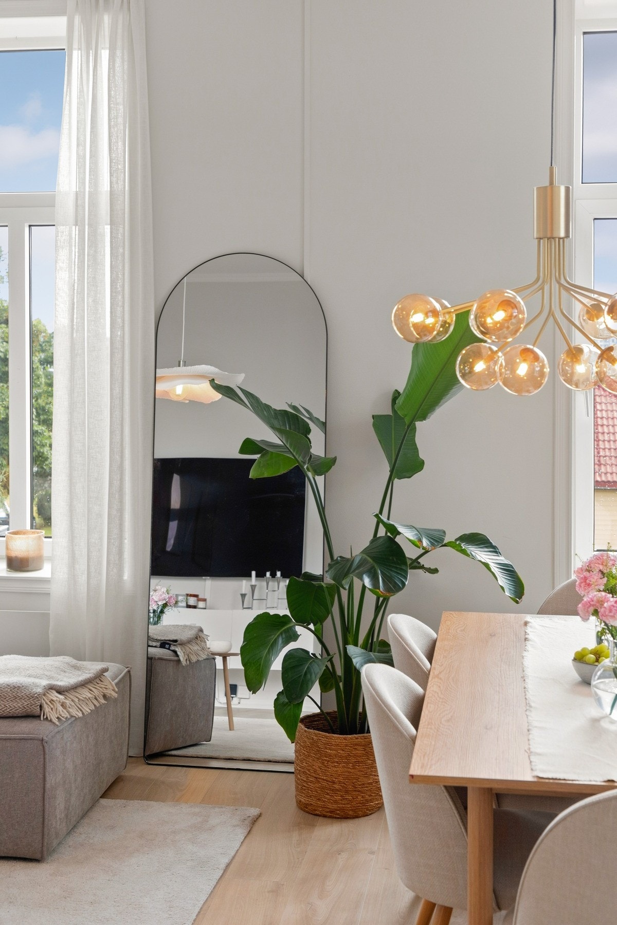 Stuen fremstår som nyoppusset og staselig med lysmalte veggflater, laminatgulv i enstavs design. Galleribilde