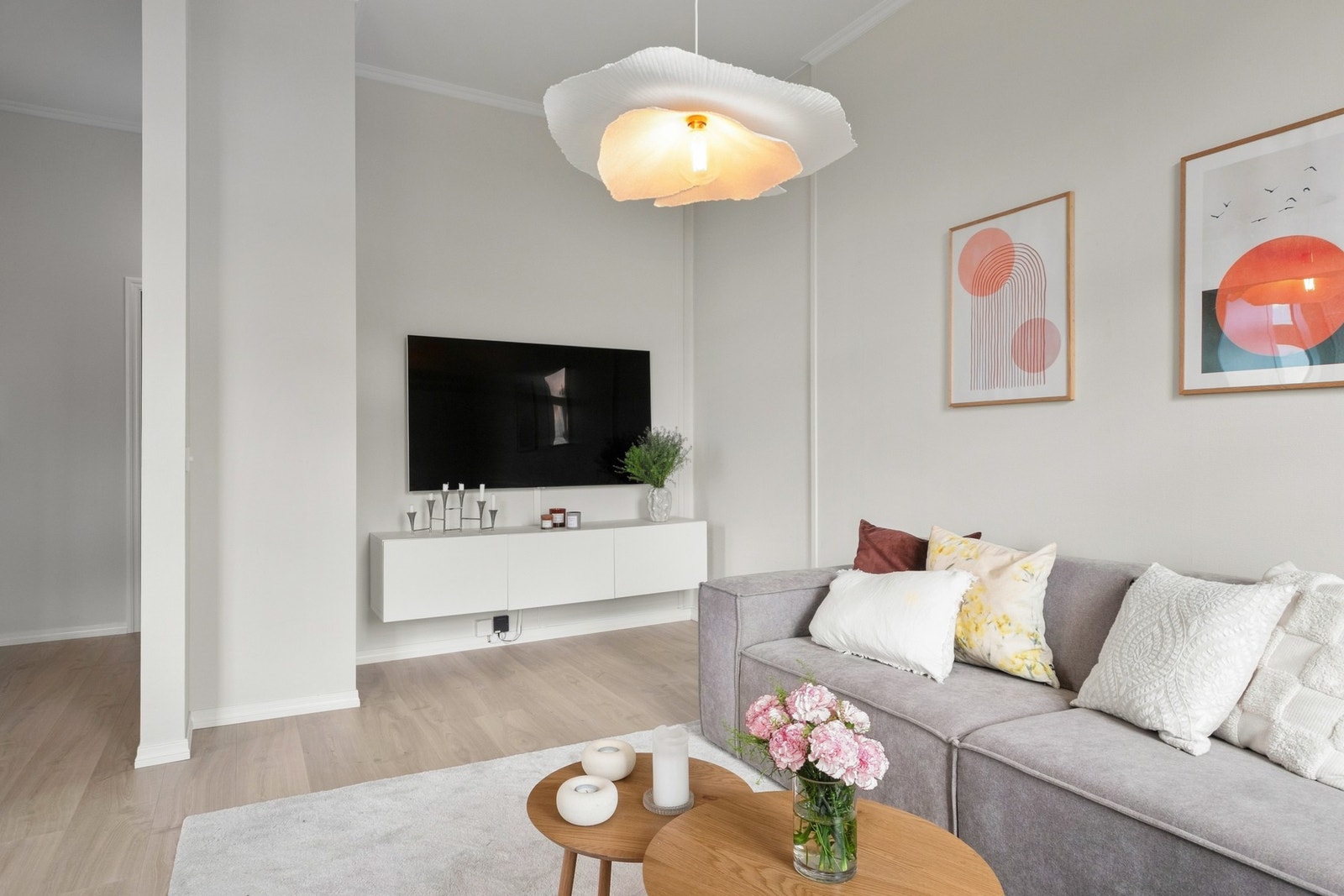 Det er god plass til både tv-lounge og spisebord. Galleribilde