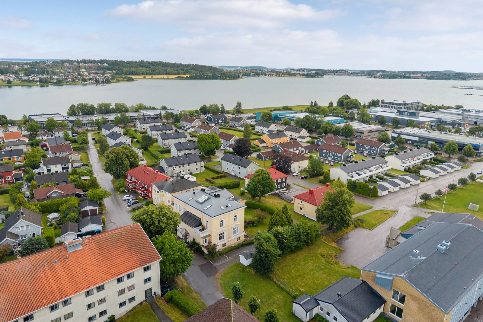 Boligen ligger i et populært og etablert boligområde på Træleborg nær Tønsberg sentrum, og alle byens sentrumsfasiliteter ligger innenfor gangavstand. Galleribilde