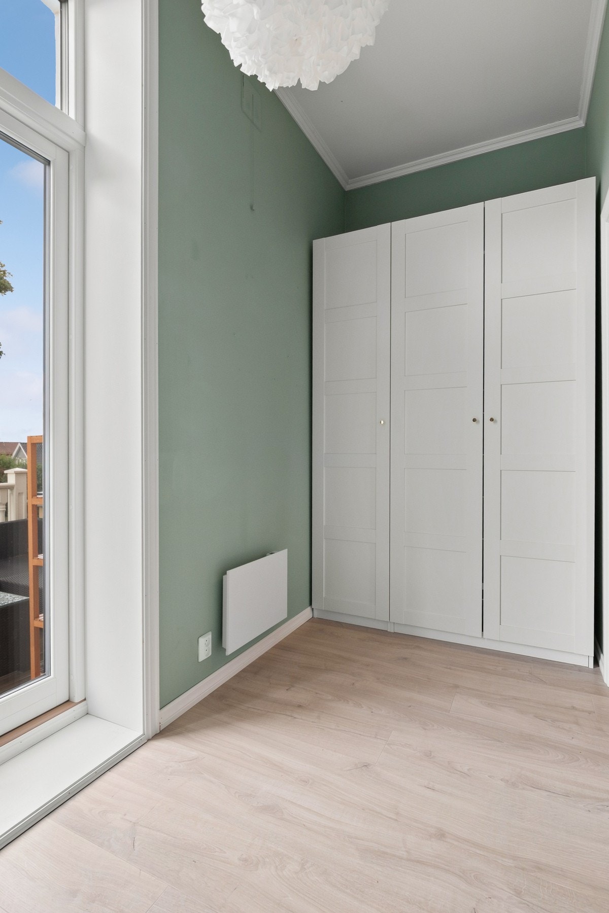 Soverommene og gangen er utført med laminatgulv i enstavs design, glatte, malte veggflater og profilert listverk mot hvitmalt himling. Galleribilde