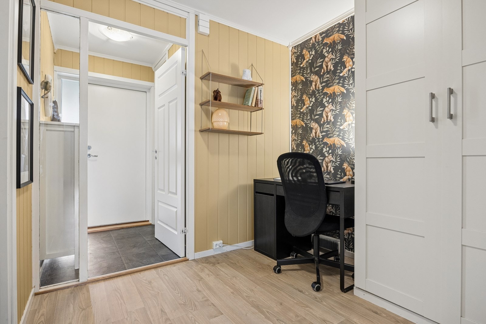 Gangen er romslig og har plass til en praktisk kontorløsning. Galleribilde