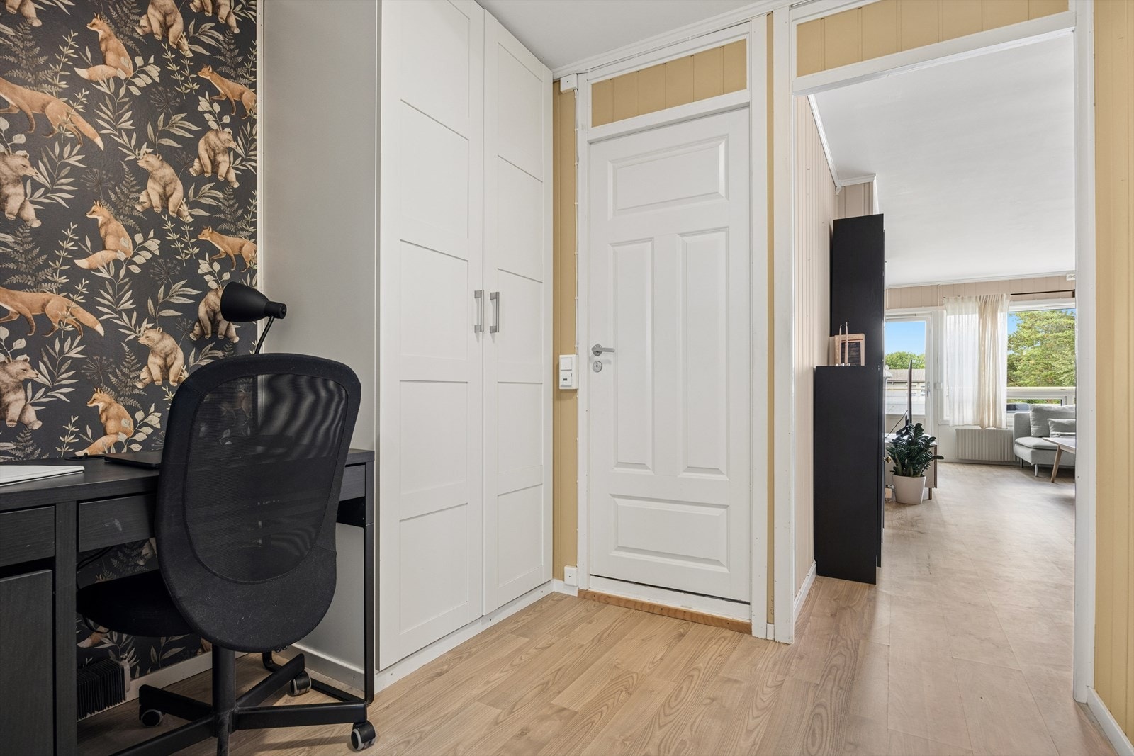 Fra gangen åpner leiligheten seg opp mot stuen. Galleribilde