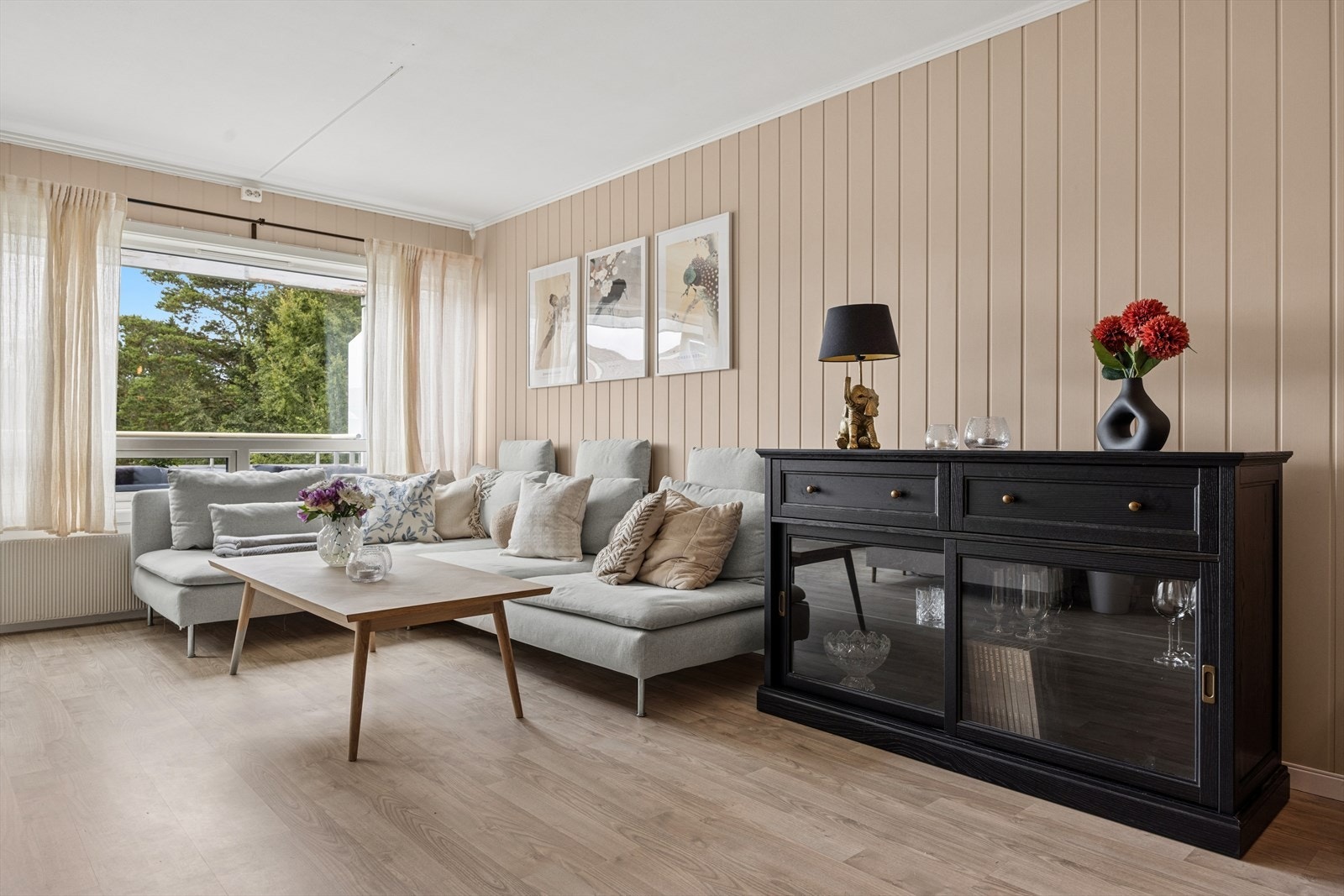 Lys og romslig stue med plass til både sofagruppe og spisebord. Galleribilde
