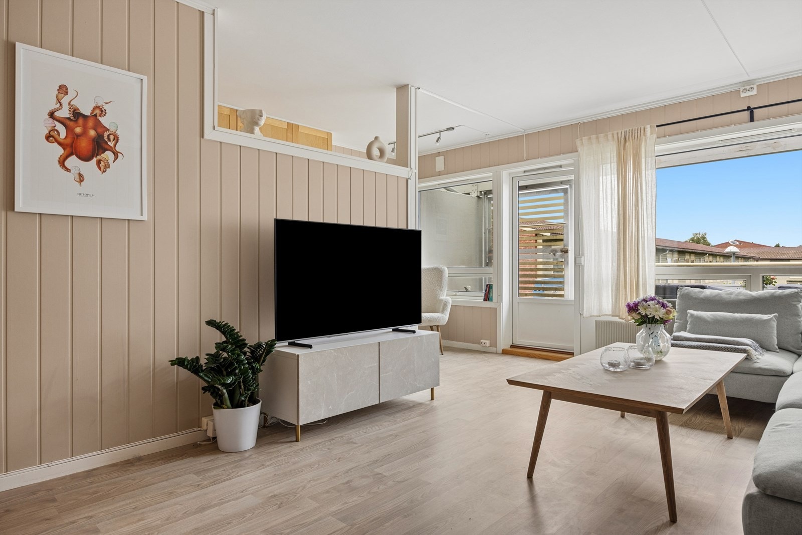 Fra stuen er det direkte utgang til en usjenert balkong. Galleribilde