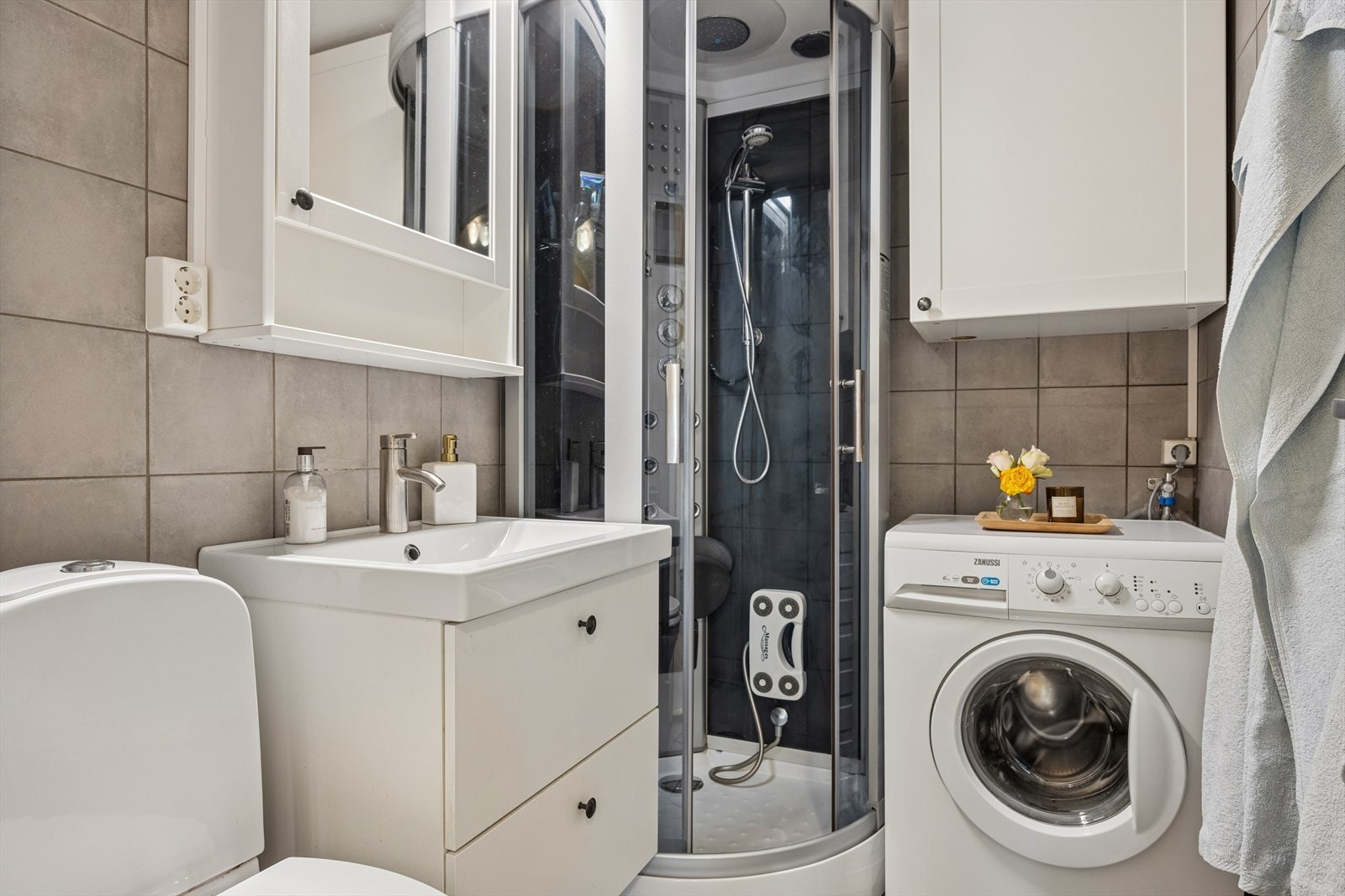 Badet er utstyrt med servantinnredning og speilskap for oppbevaring. Galleribilde