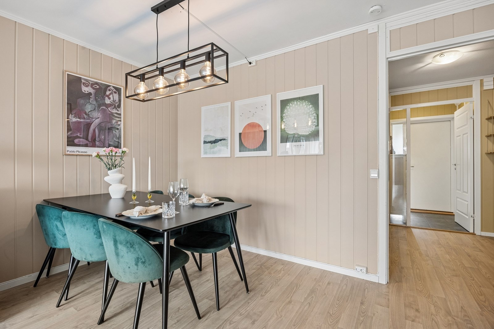 Spisestuen har en naturlig plassering i stuen, med kort vei til kjøkkenet. Galleribilde