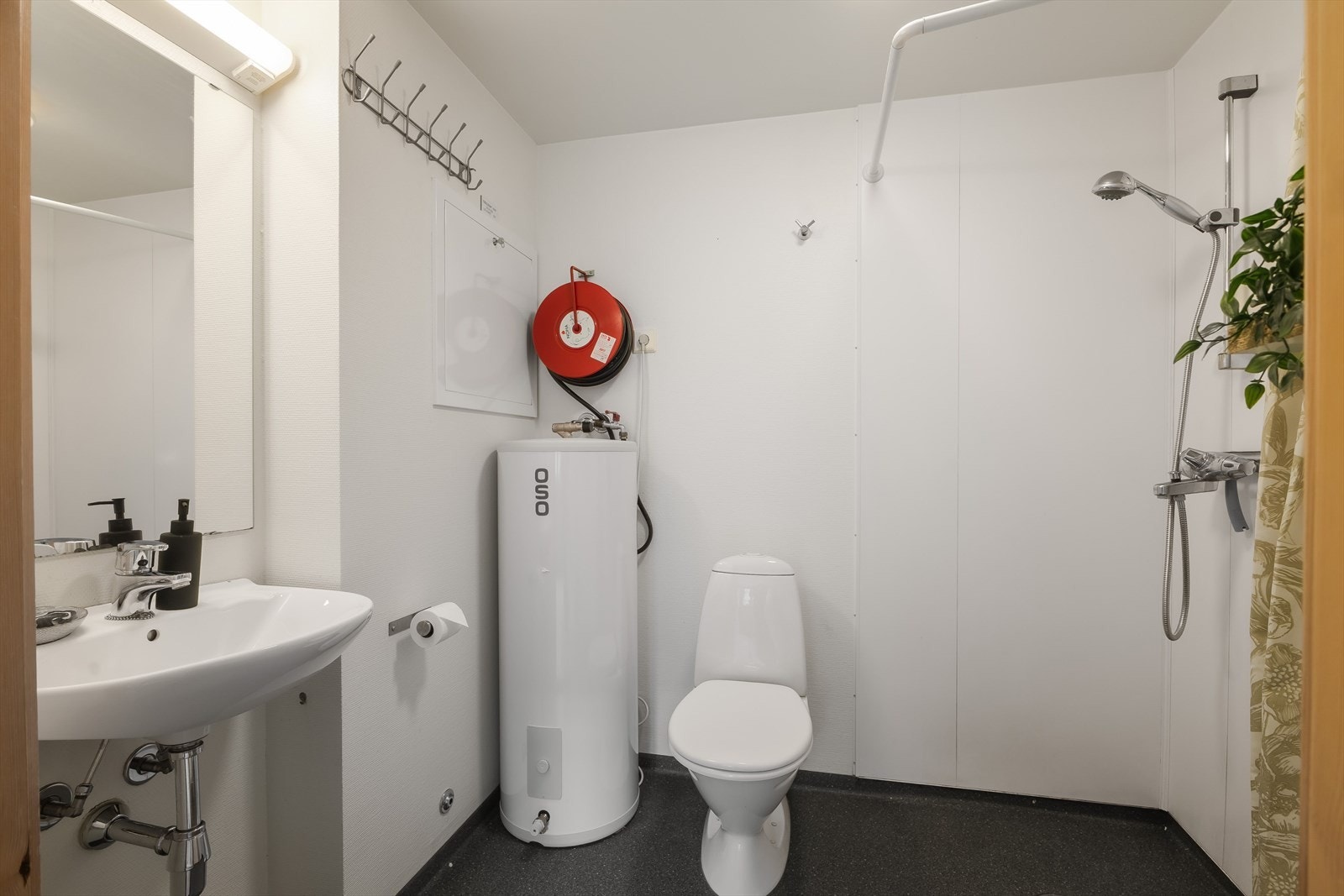 Enkel innredning på bad Galleribilde