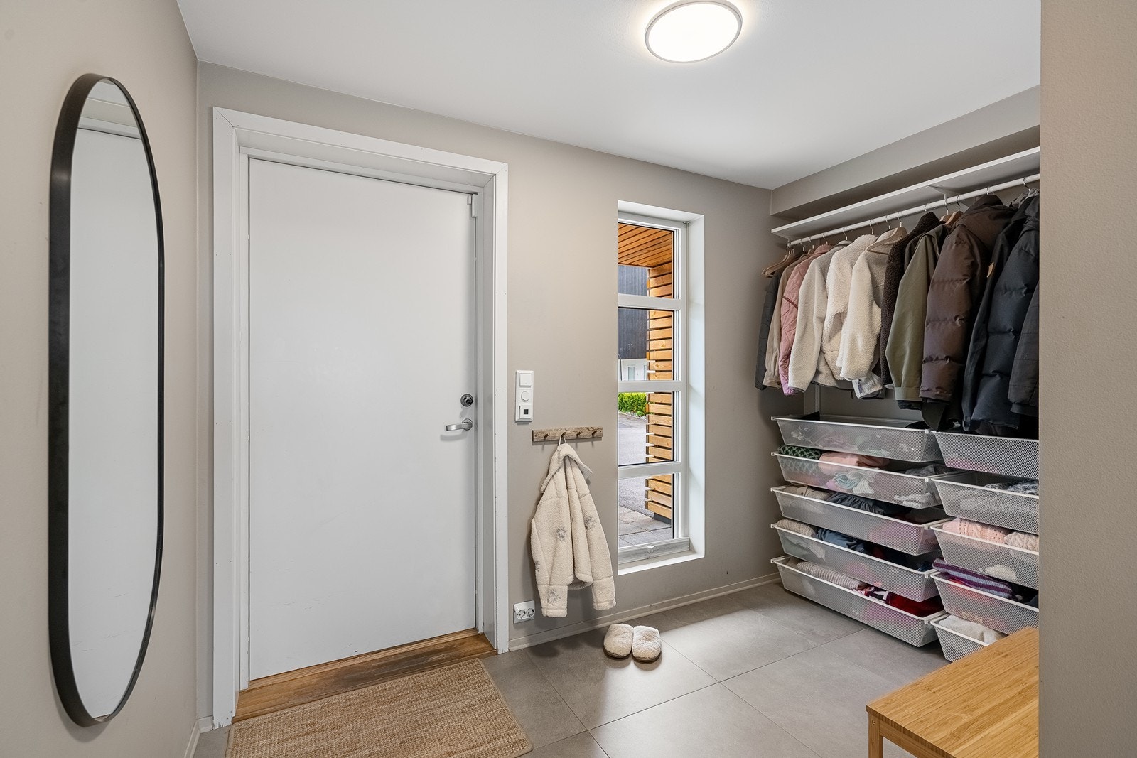 Velkommen inn!
Pen og lettstelt enebolig over to plan med gjennomtenkt planløsning. Galleribilde