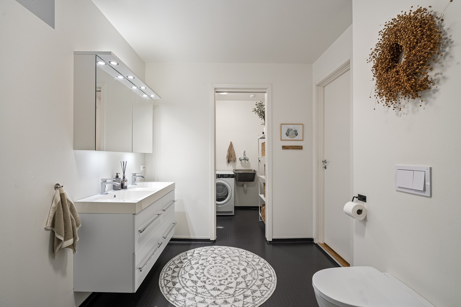 Badet i u.etasjen er romslig og praktisk. Galleribilde
