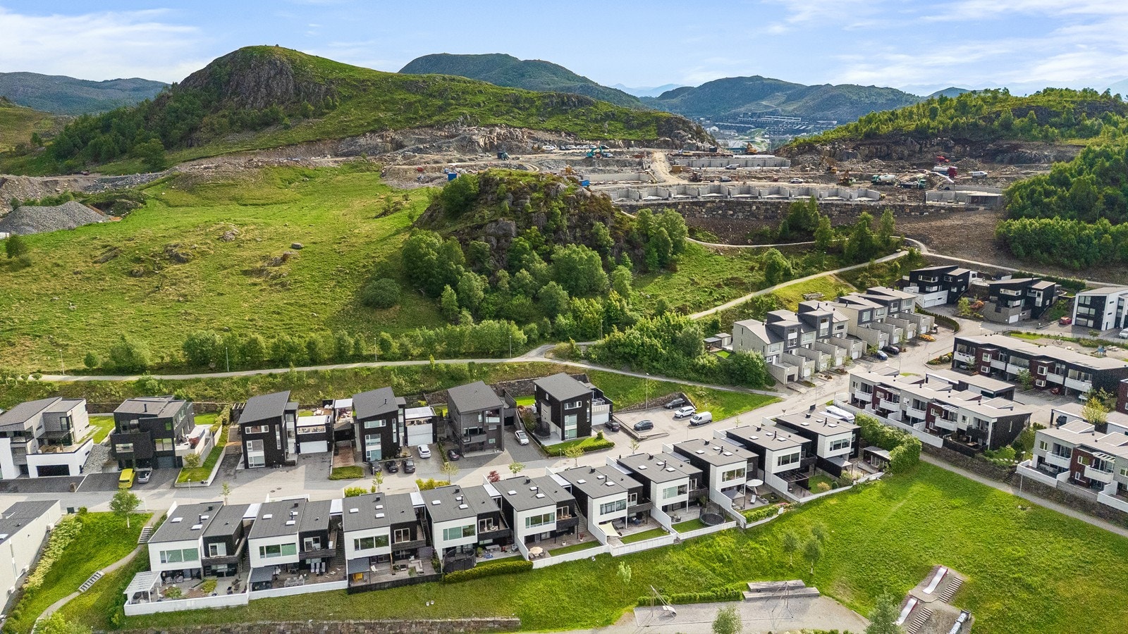 Kort vei til Ålgård sentrum, butikker, skoler, barnehager, treningssenter og fantastisk turterreng. Galleribilde