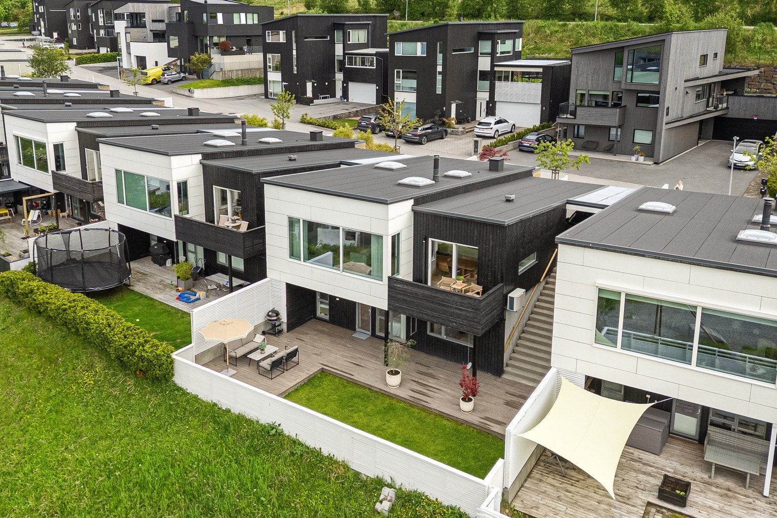 Boligen ligger i Solbakkane, et populært og nyere boligområde på Ålgård. Galleribilde