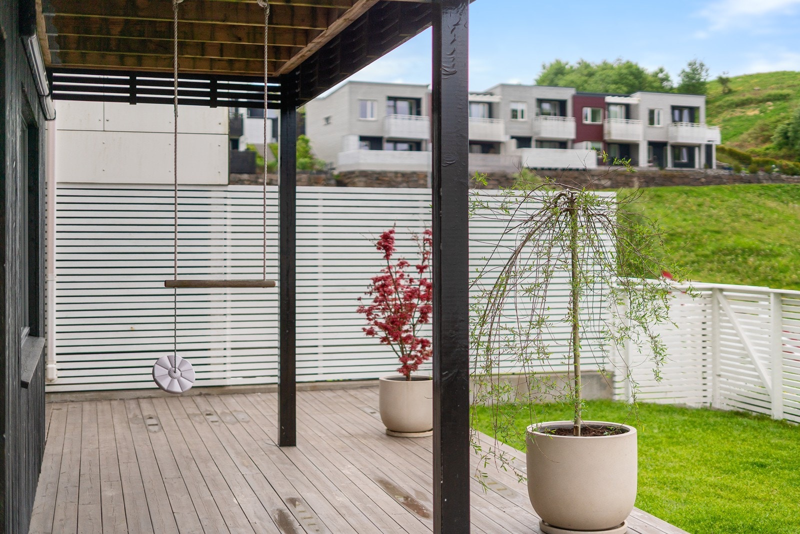 Uteområdet består av en lettstelt hage og en trivelig uteplass med god plass til utemøbler. Hagen er enkel å holde ved like og gir en fin ramme rundt boligen, med gode solforhold gjennom store deler av dagen. Galleribilde
