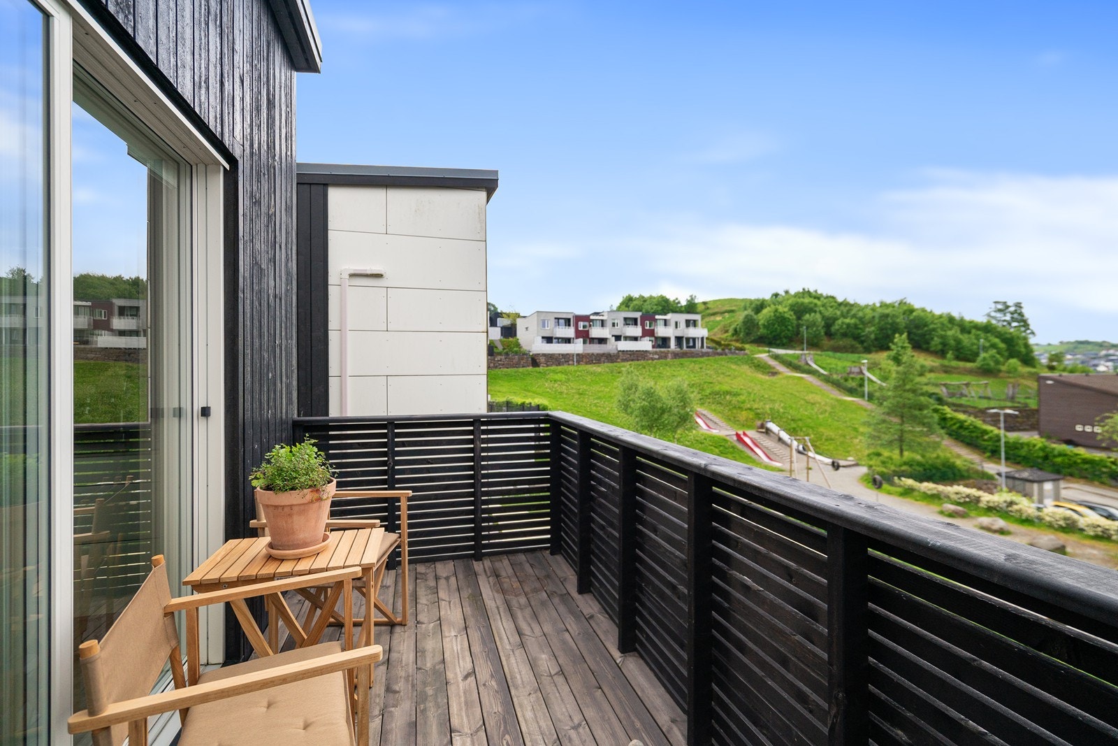 En solrik balkong med plass til utemøbler og flott utsikt over nærområdet. Galleribilde