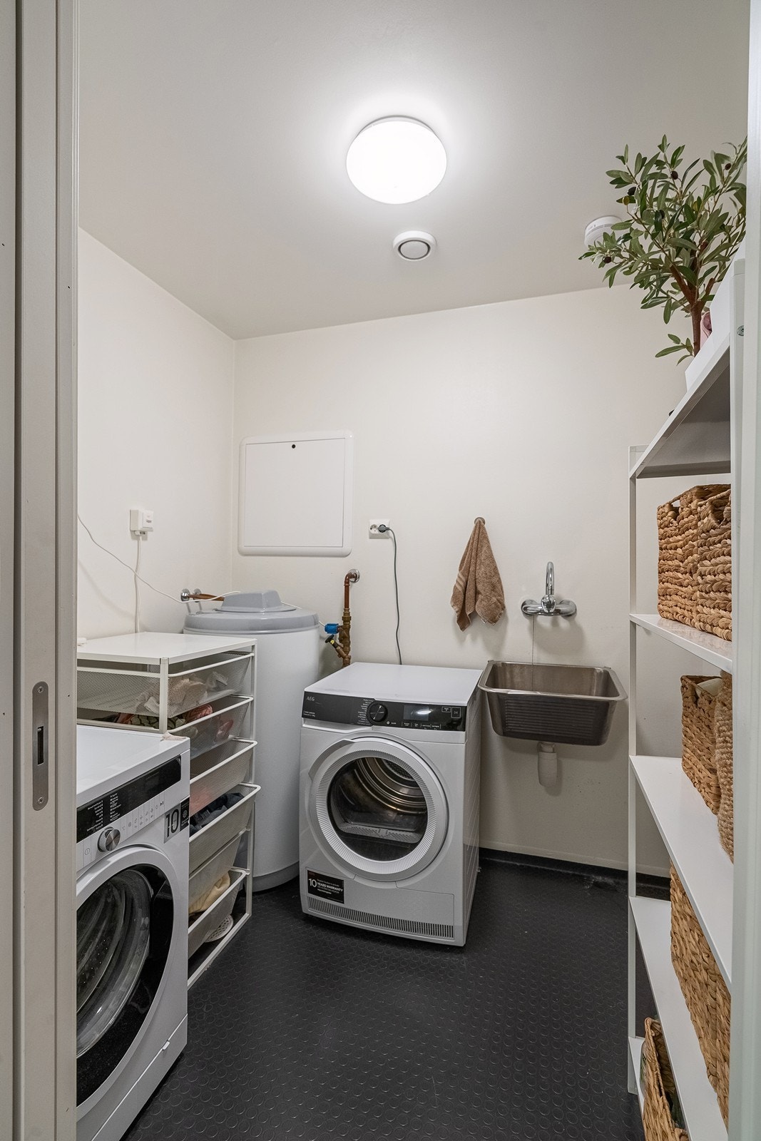Badet har direkte adkomst til vaskerom, en svært praktisk og attraktiv løsning. Galleribilde