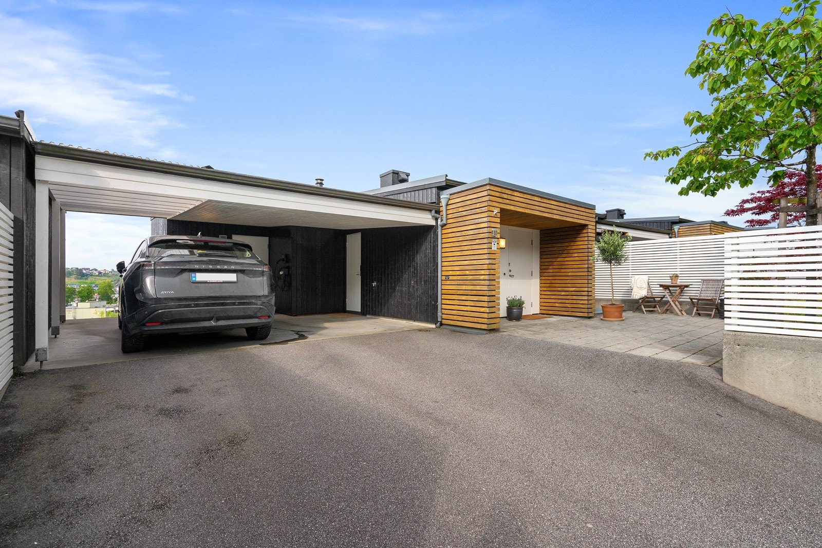 Carport og gode parkeringsmuligheter som gjør hverdagen enkel og bekvem. Galleribilde