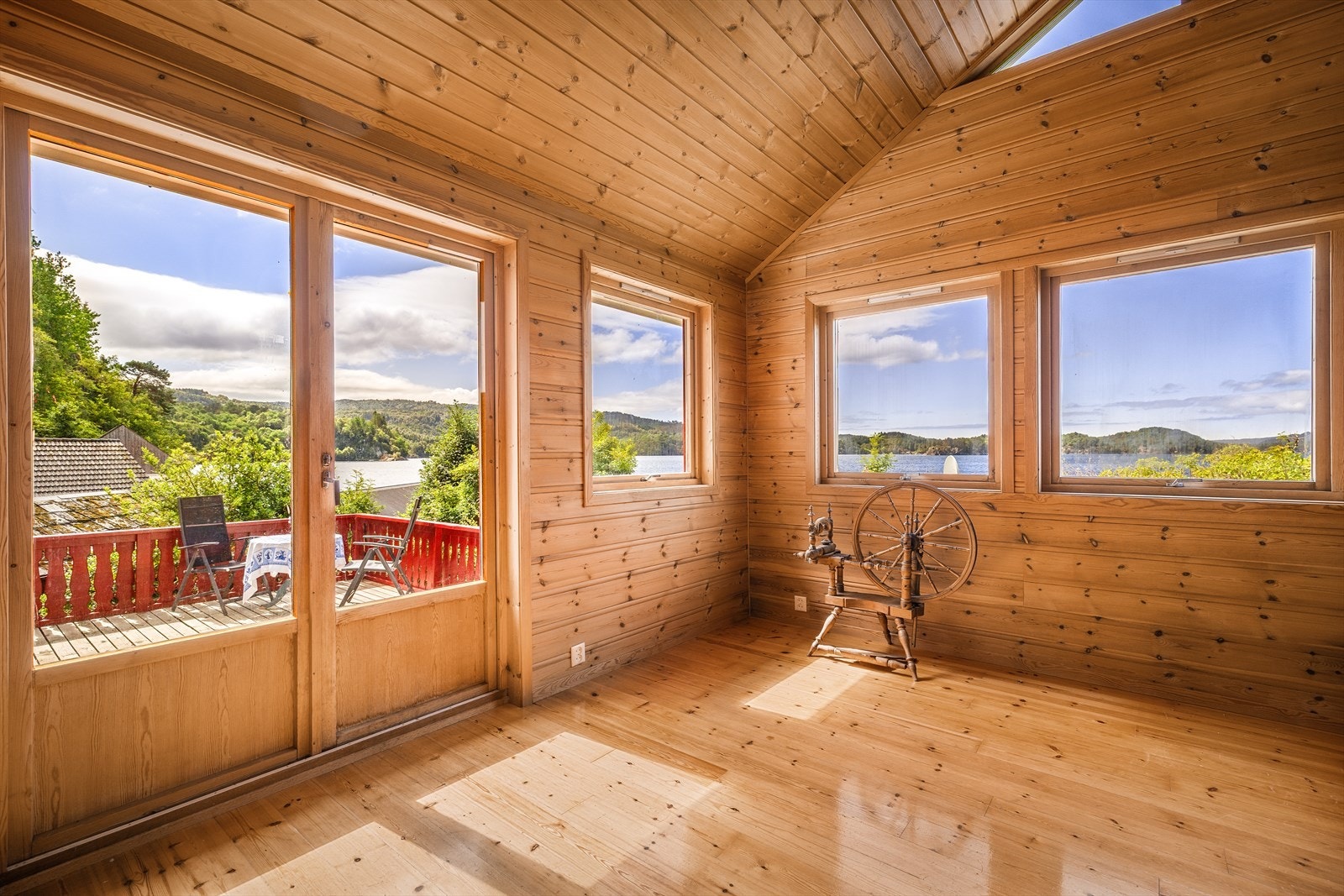 Store vindusflater gir rikelig med lys og utsikt mot fjorden. Galleribilde