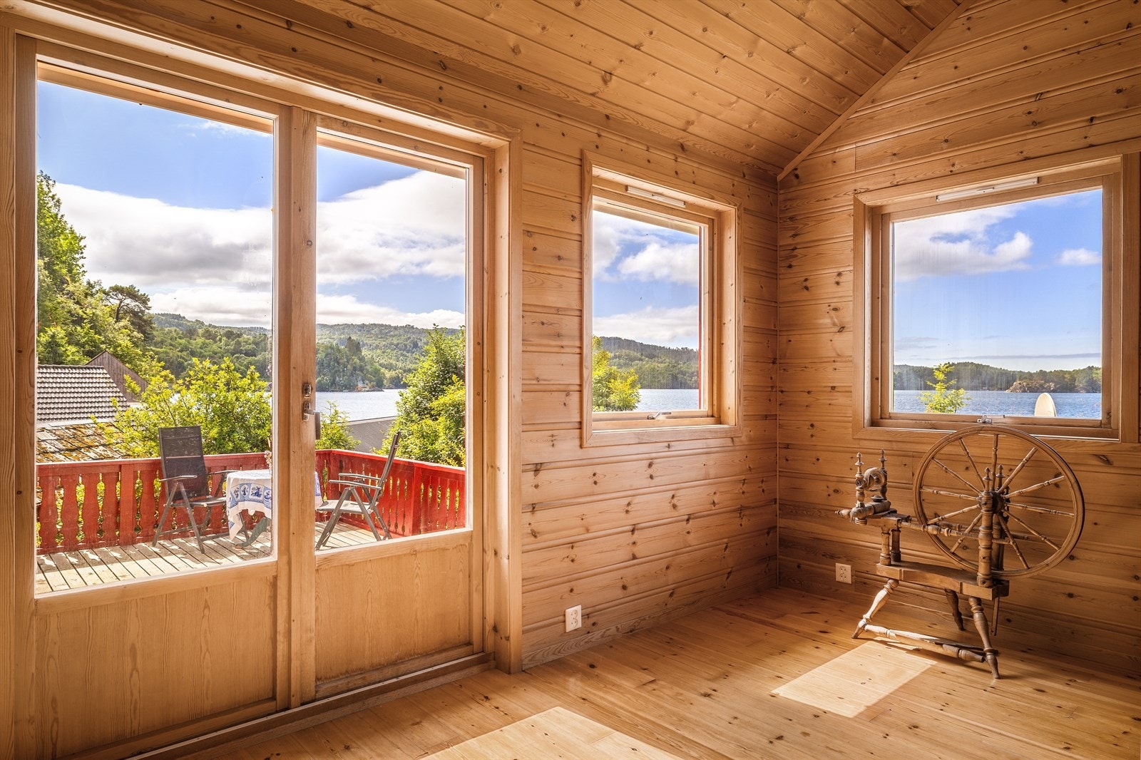 Stuen har en åpen løsning med takhøyde opptil 3,75 meter, tregulv og peis. Galleribilde