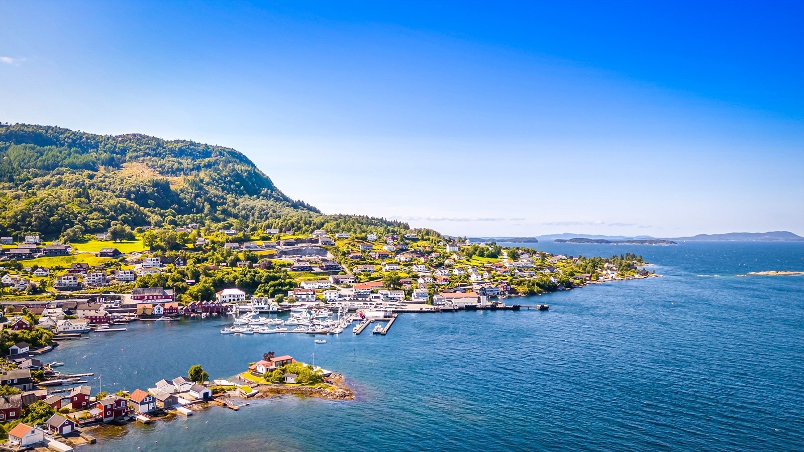 Våge, med sin livlige gjestehavn og restauranter, er en populær destinasjon på Tysnes. Galleribilde