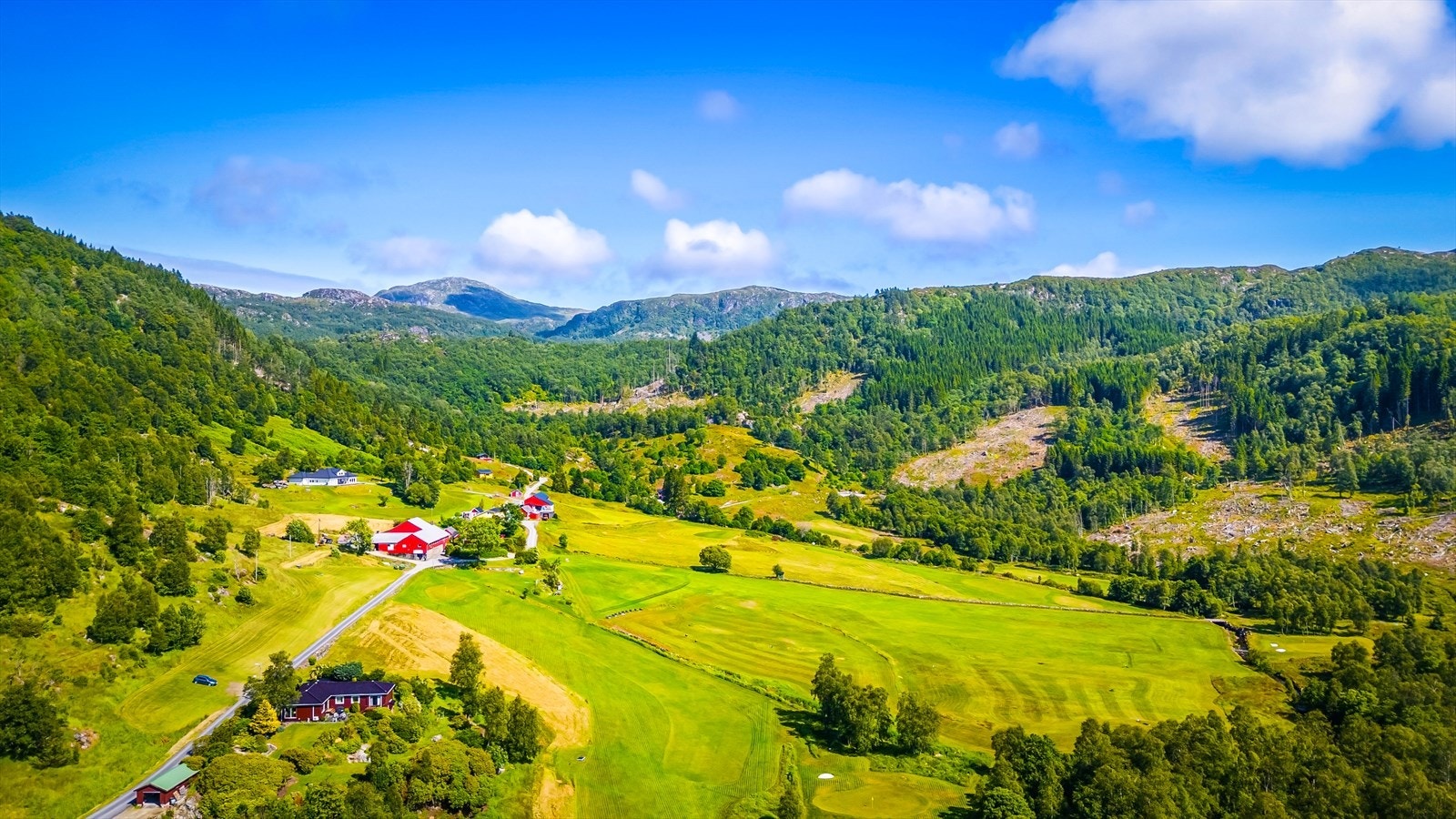 For den golfinteresserte ligger Tysnes Golfklubb kun 8 minutter unna med bil. Galleribilde