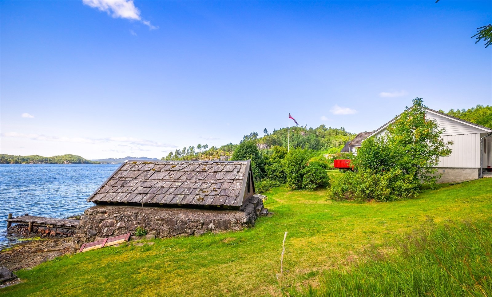 Eiendommen inkluderer et naust med tak av skiferstein, en sjelden kvalitet ved sjøen. Galleribilde