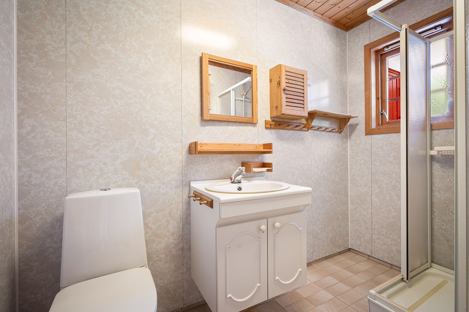 Badet har keramiske fliser på gulv med gulvvarme. Galleribilde