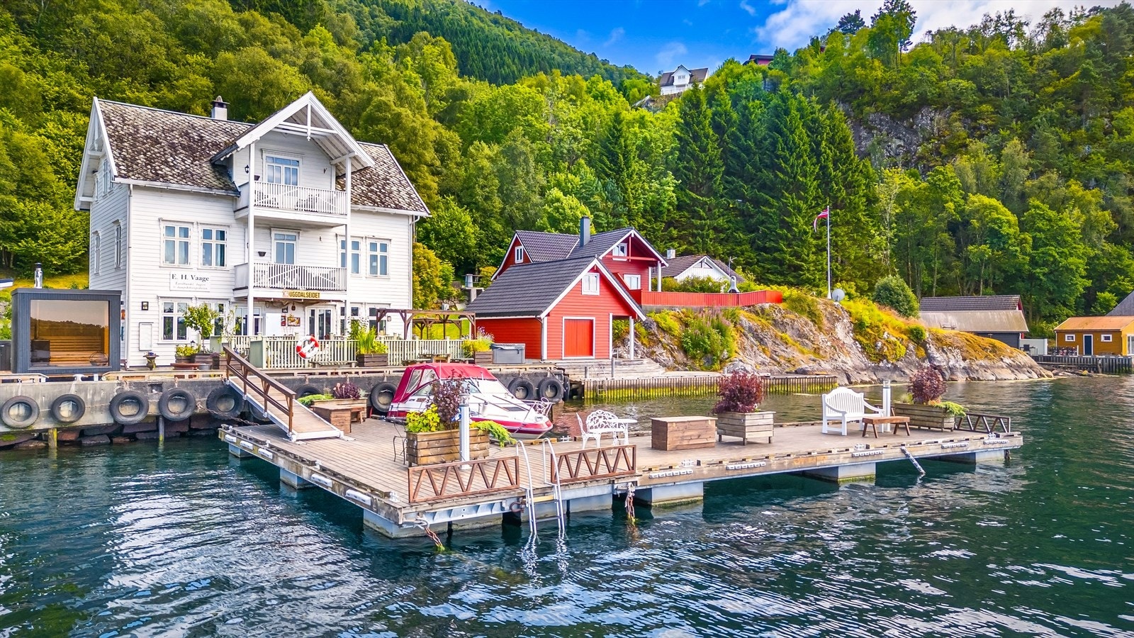 Nærområdet byr på et levende kystmiljø, her fra Våge. Galleribilde