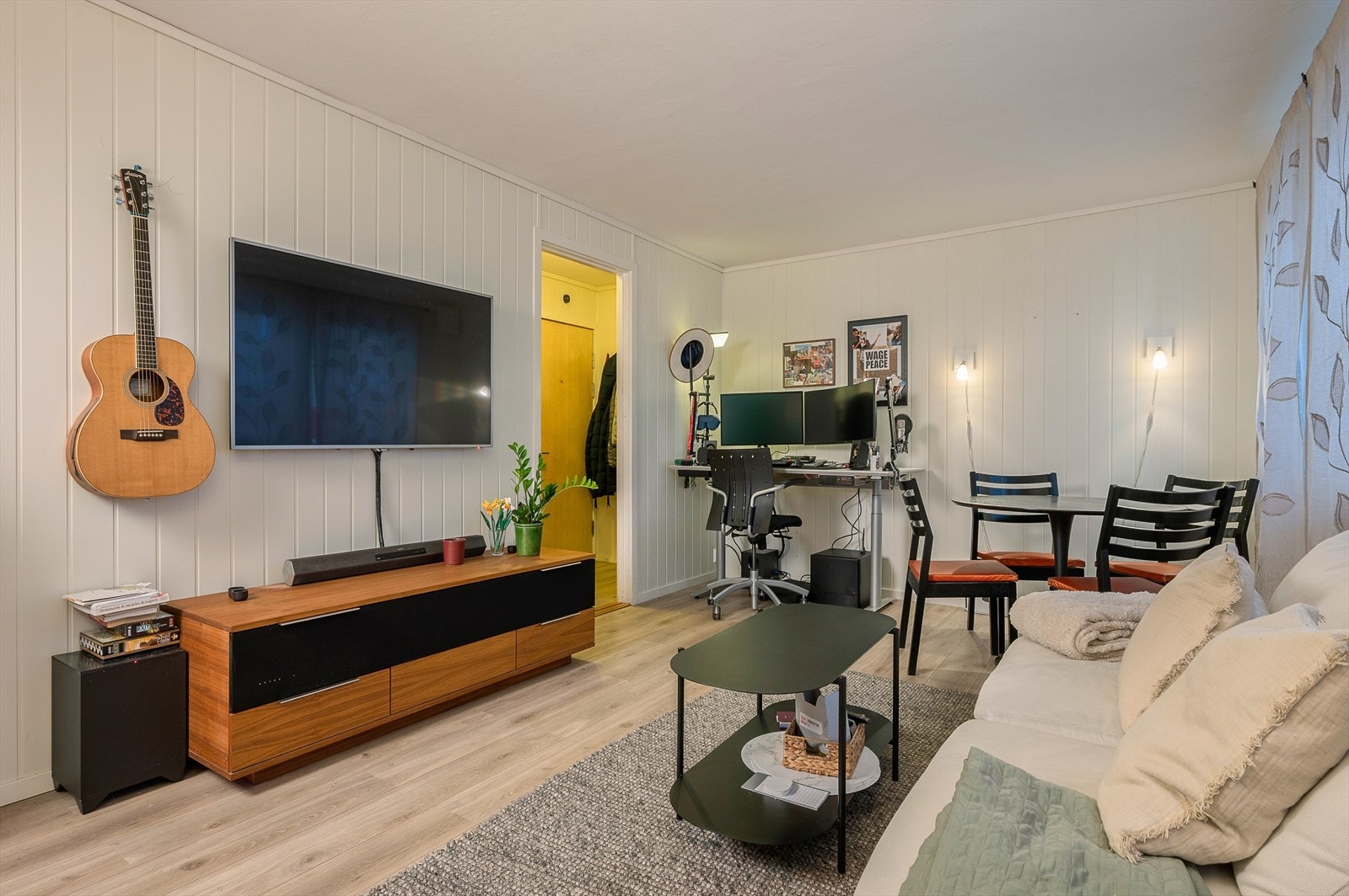 Stuen har plass til både spisebord, og en liten kontorplass i tillegg til sofagruppe. Galleribilde