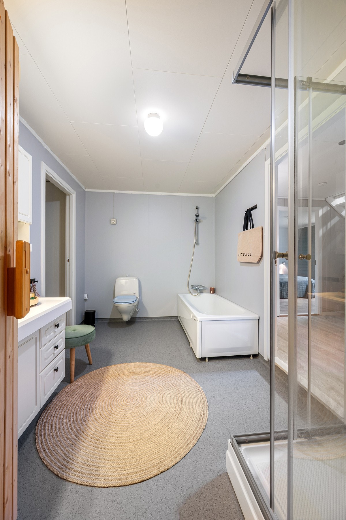 Badet er innredet med servant, toalett, badekar og dusjkabinett Galleribilde