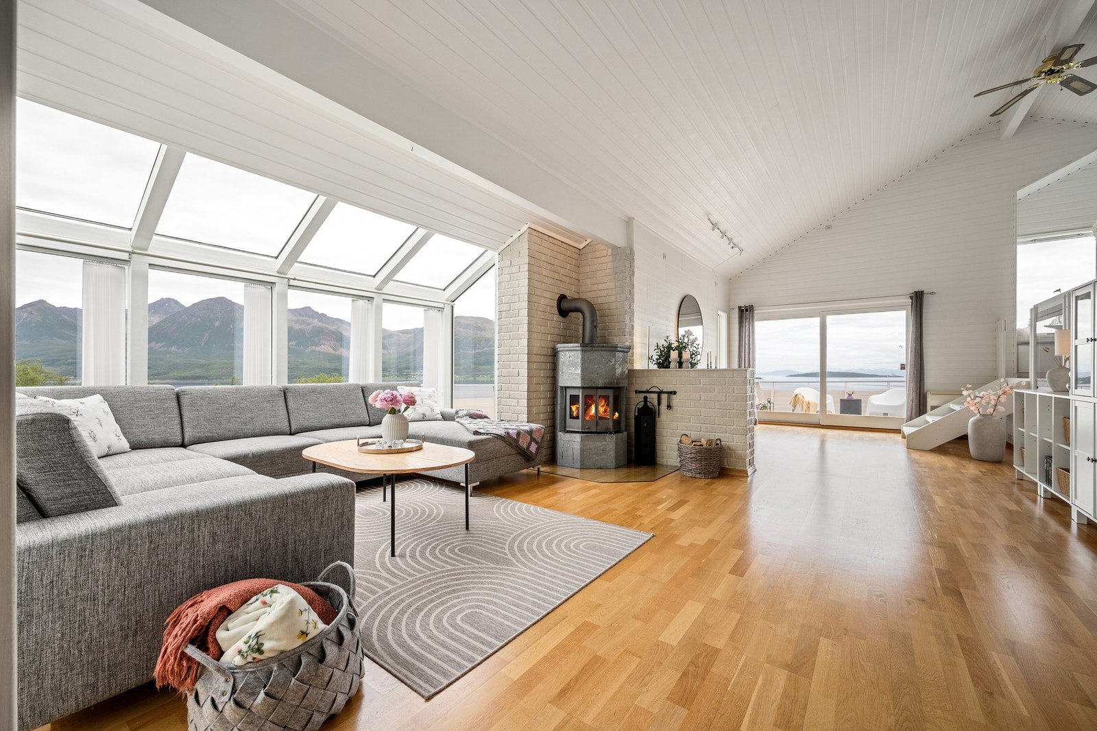 Velkommen inn - her kan man nyte boligens utsikt mot Grytøya og fjelltoppene! Galleribilde