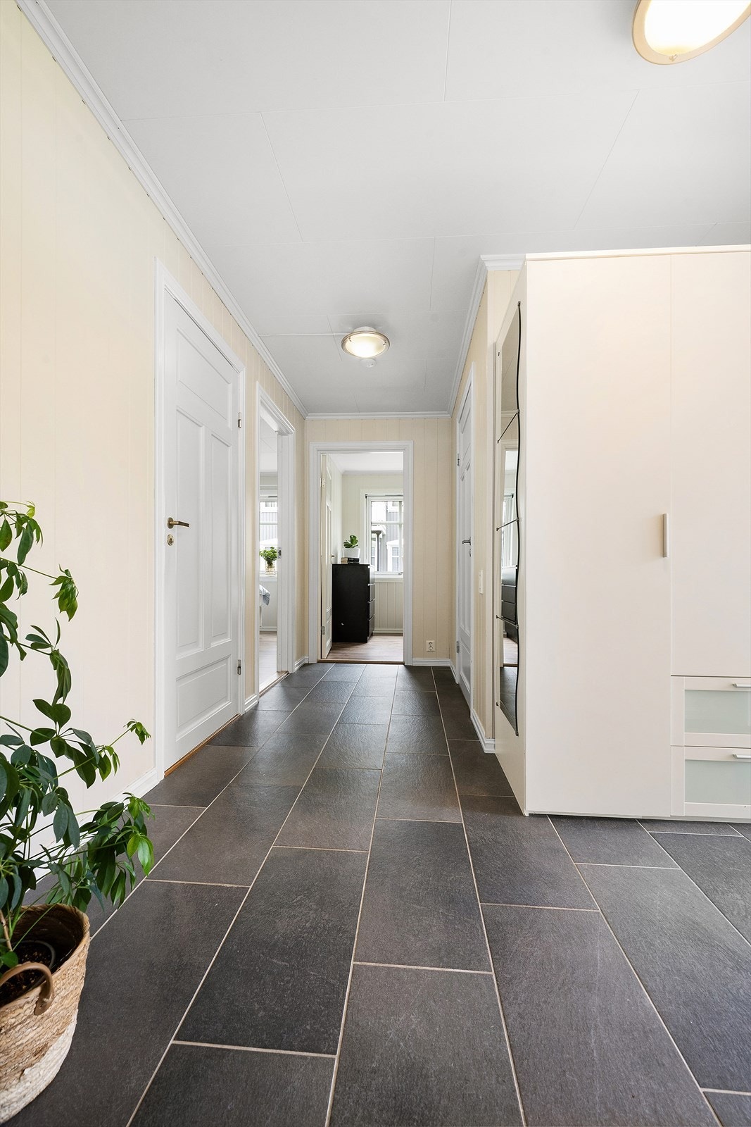 Gangen har flislagt golv med varmekablar. Galleribilde