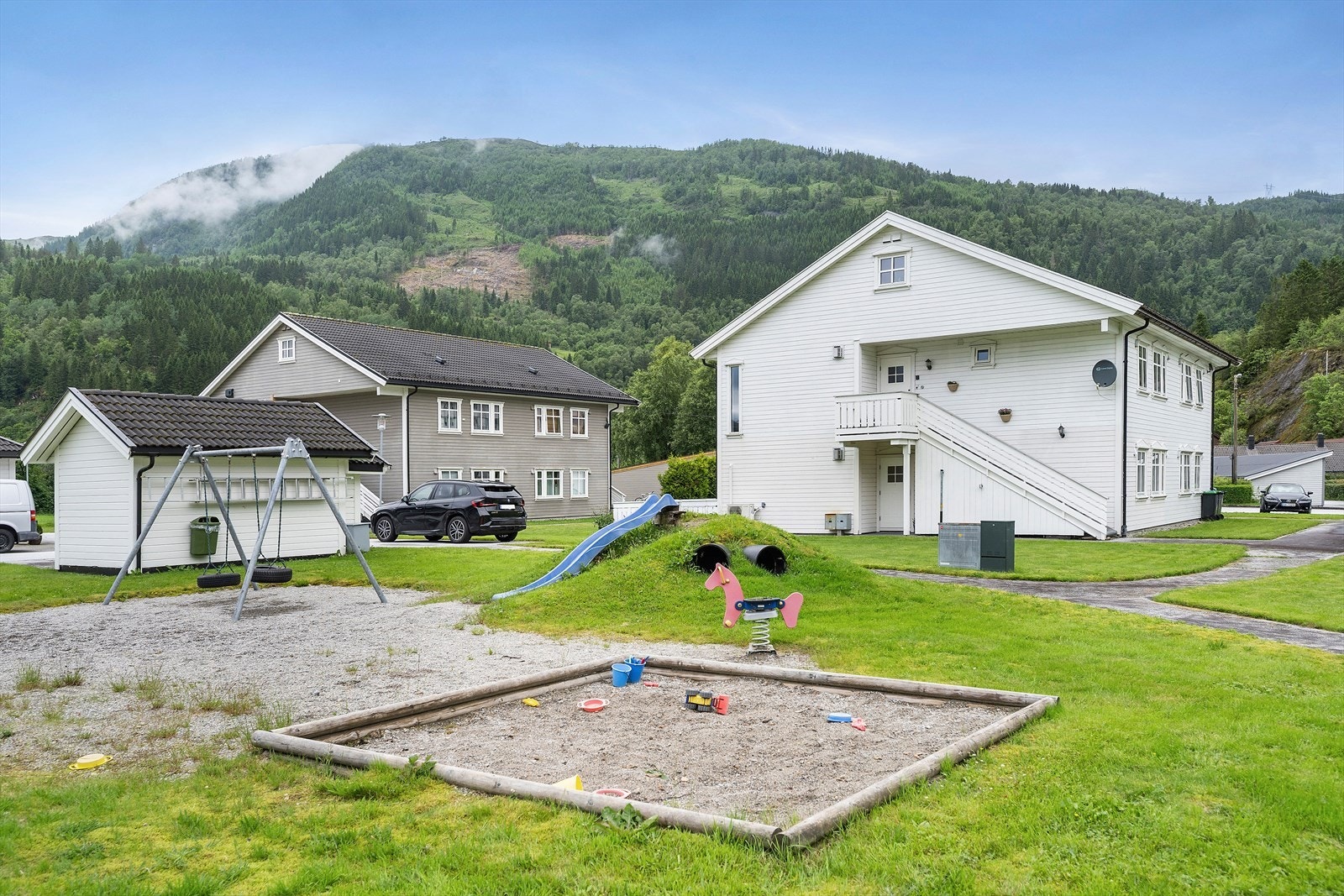 Leikeplass på fellesområdet gjer nabolaget familievennleg. Galleribilde