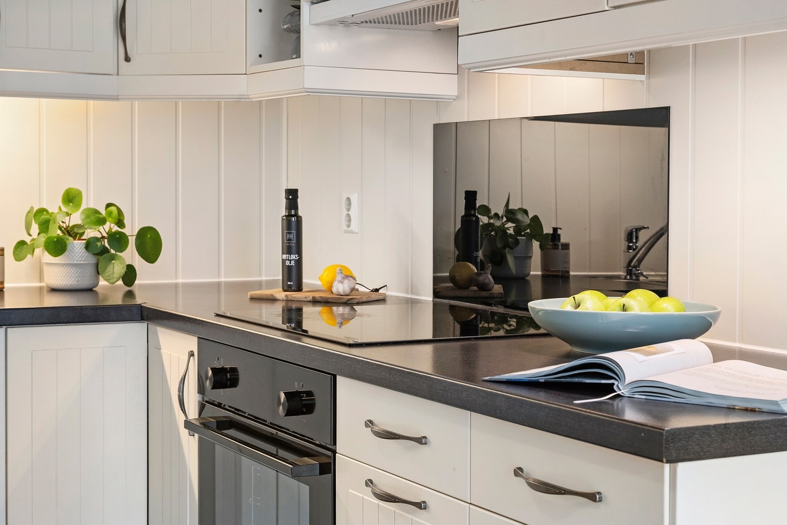 Benkeplate i laminat og glasplate over kokesona for enkelt reinhald. Galleribilde