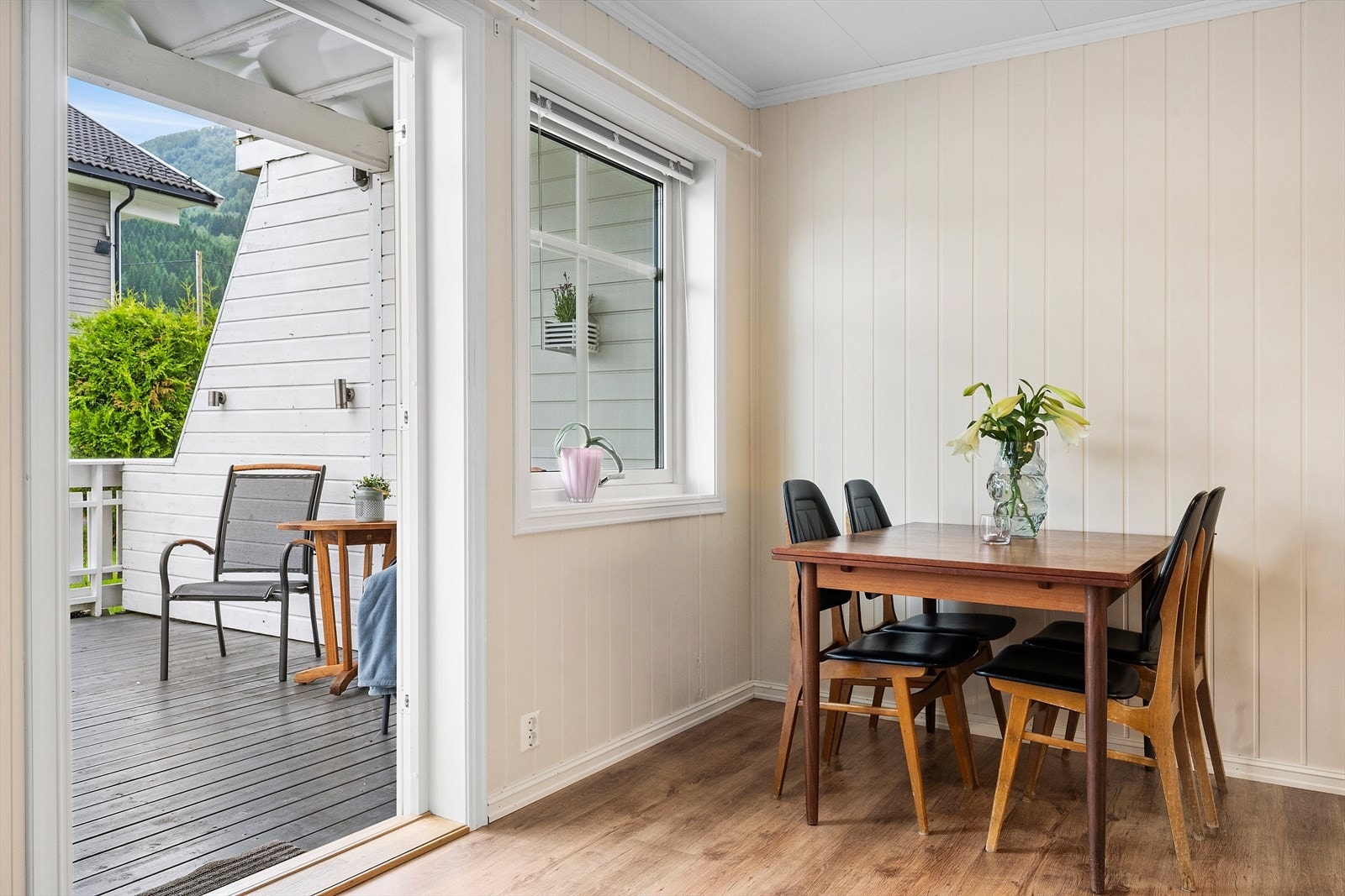 Frå spiseplassen er det direkte utgang til den store treplattingen. Galleribilde