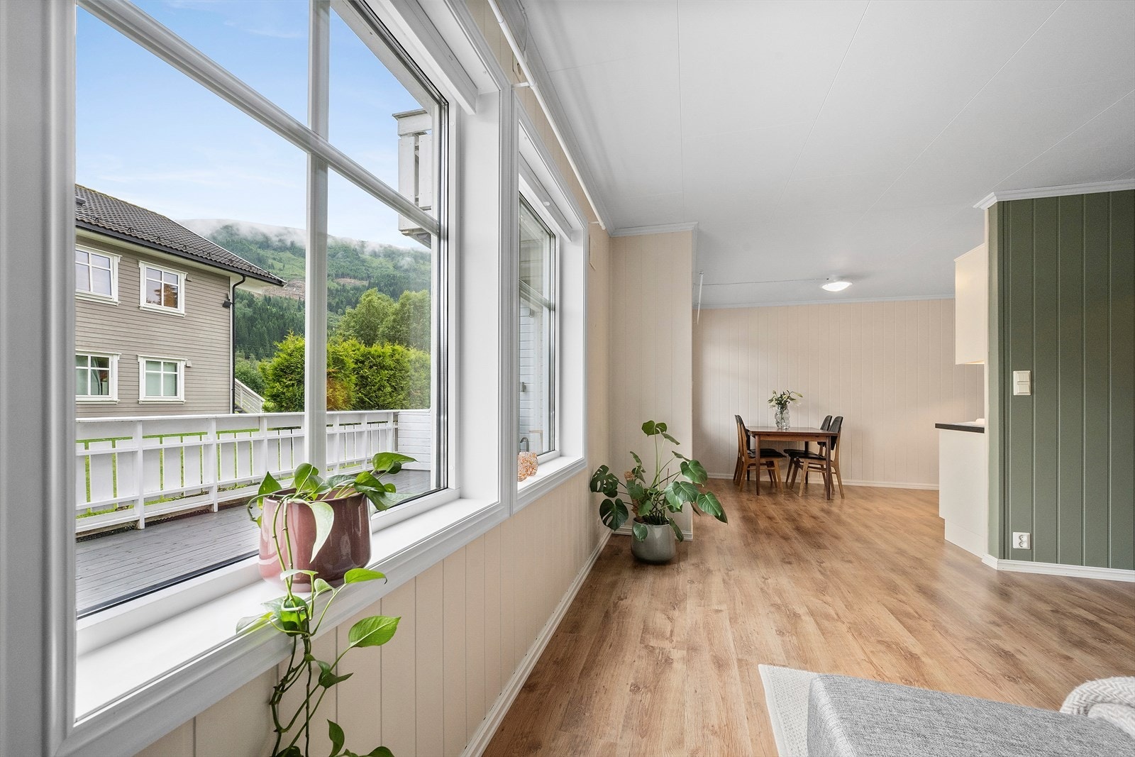 Gjennomgåande laminatgolv og måla smartpanel på veggane. Galleribilde