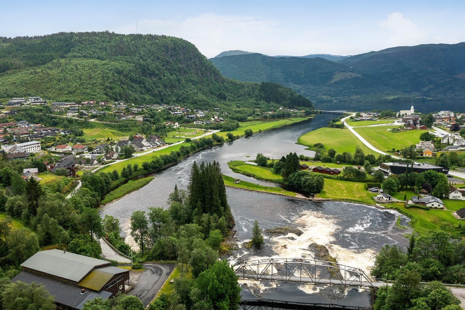 Frå eigedommen er det kort veg til flotte turområde langs elva og i skog og mark. Galleribilde