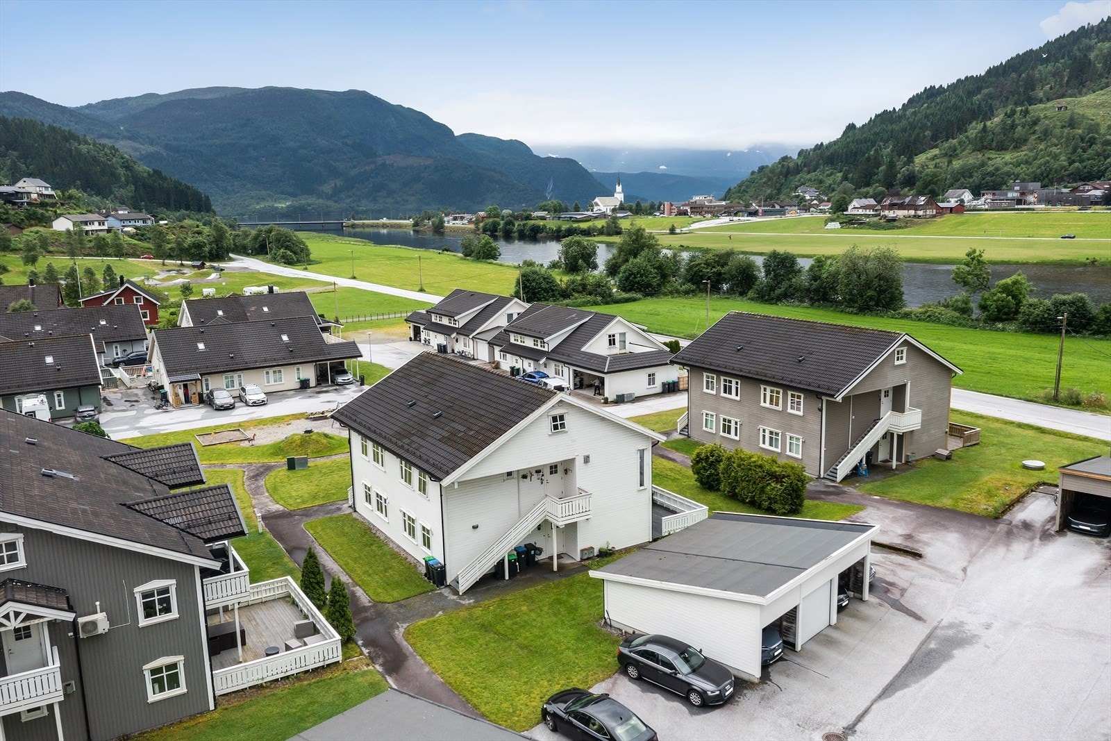 Bustaden ligg i eit roleg og etablert bustadområde i Naustdal. Galleribilde