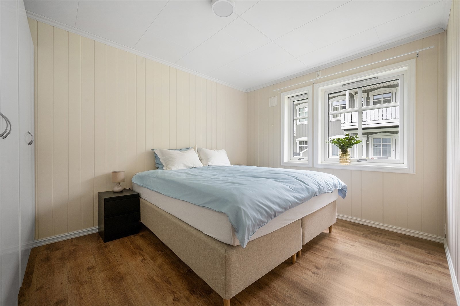 Hovudsoverom med god plass til dobbeltseng. Galleribilde
