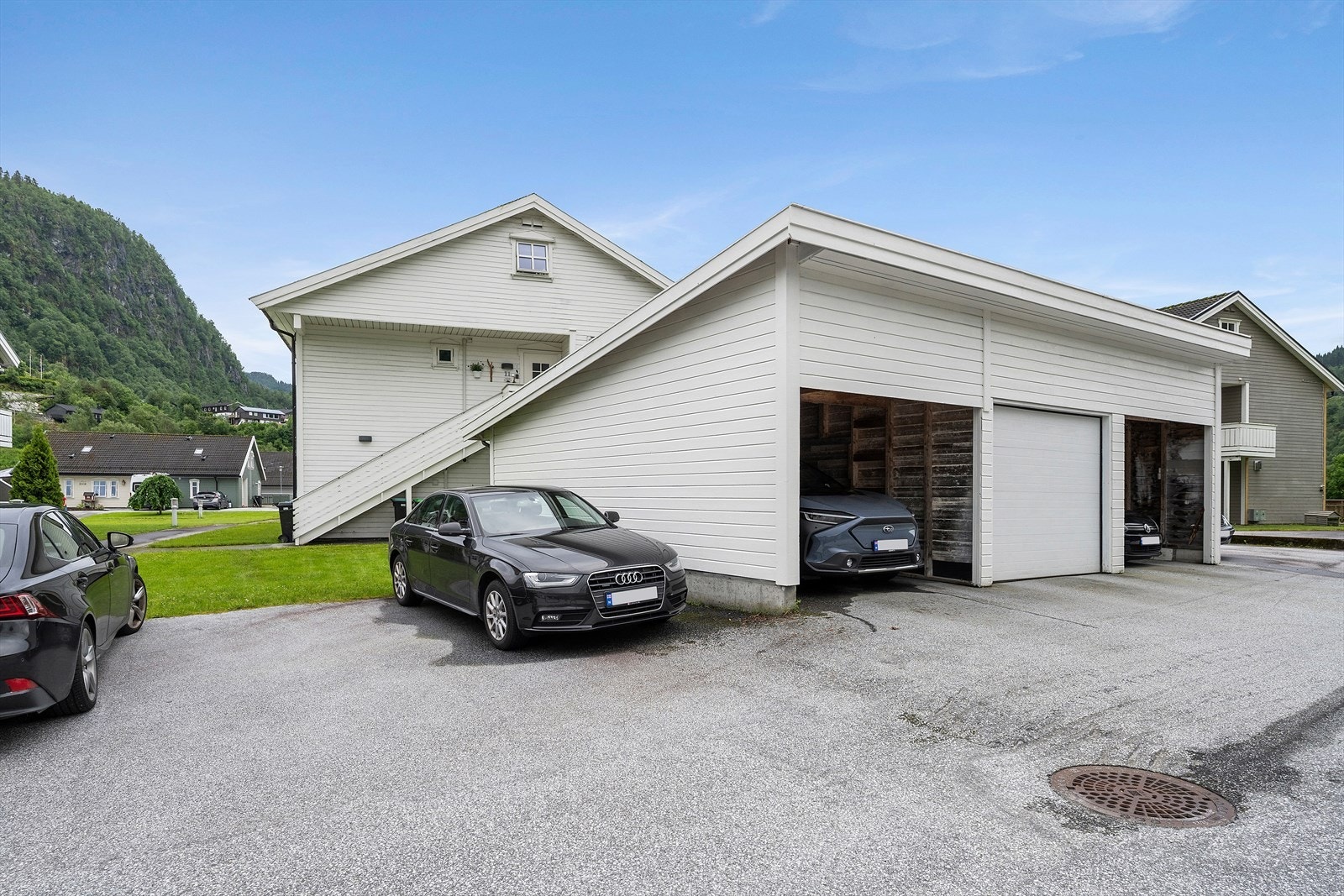 Til leilegheita høyrer eigen carport med bod og nyleg installert elbilladar. Galleribilde